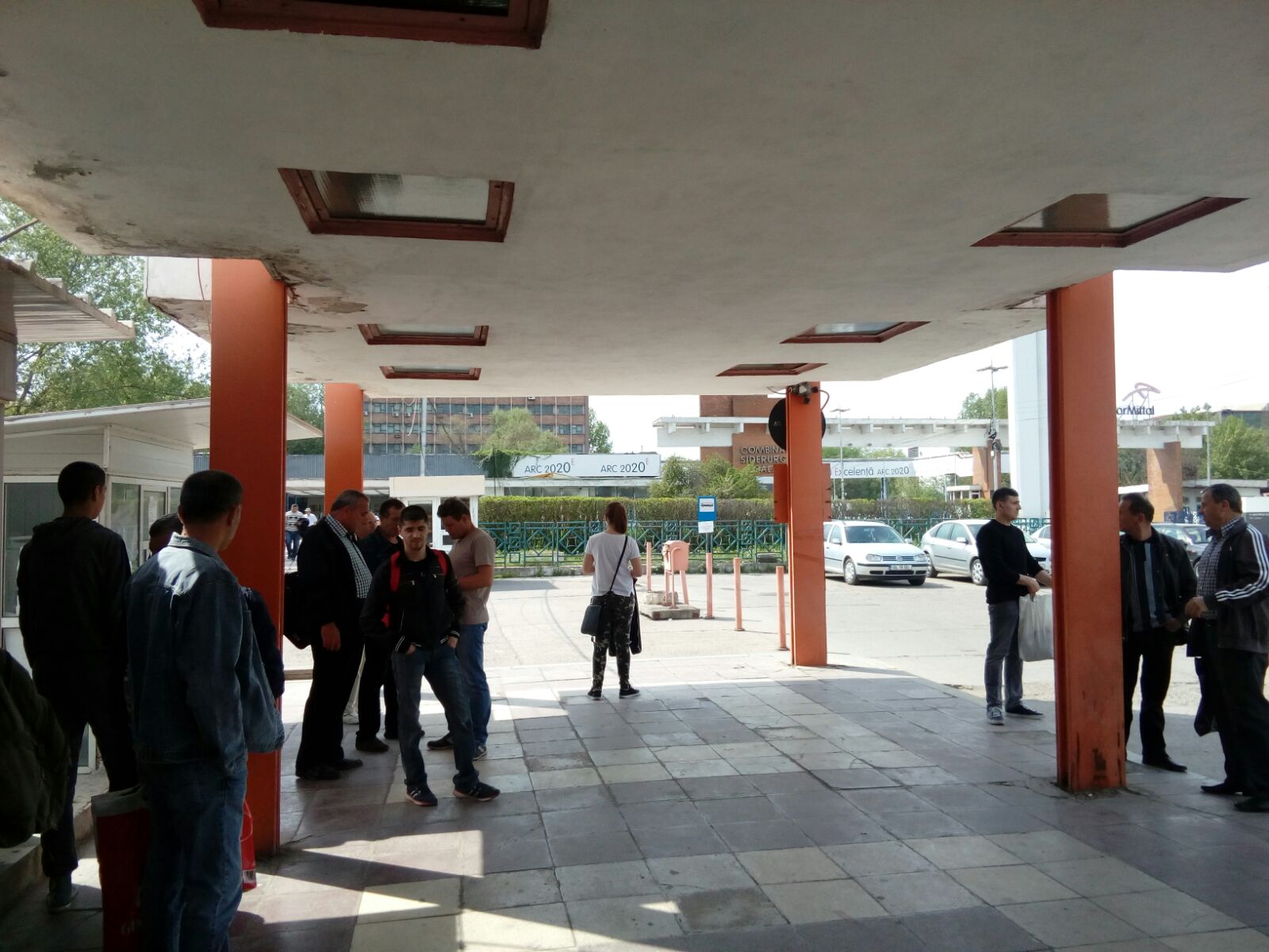 REPORTAJ/ Angajaţii ArcelorMittal Galaţi, între îngrijorare și speranță, înaintea vânzării. "Un şef spunea că cine ţine un ciorap găurit? Cine l-a găurit, nu tot ei?"