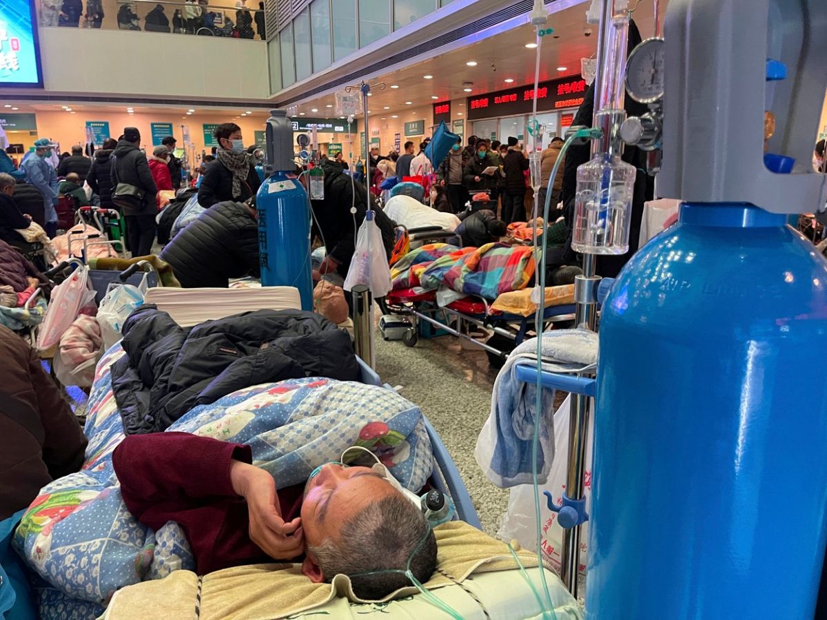 Haos în spitalele din Shanghai din cauza COVID. Un medic estimează că 70% din populația metropolei chineze este infectată