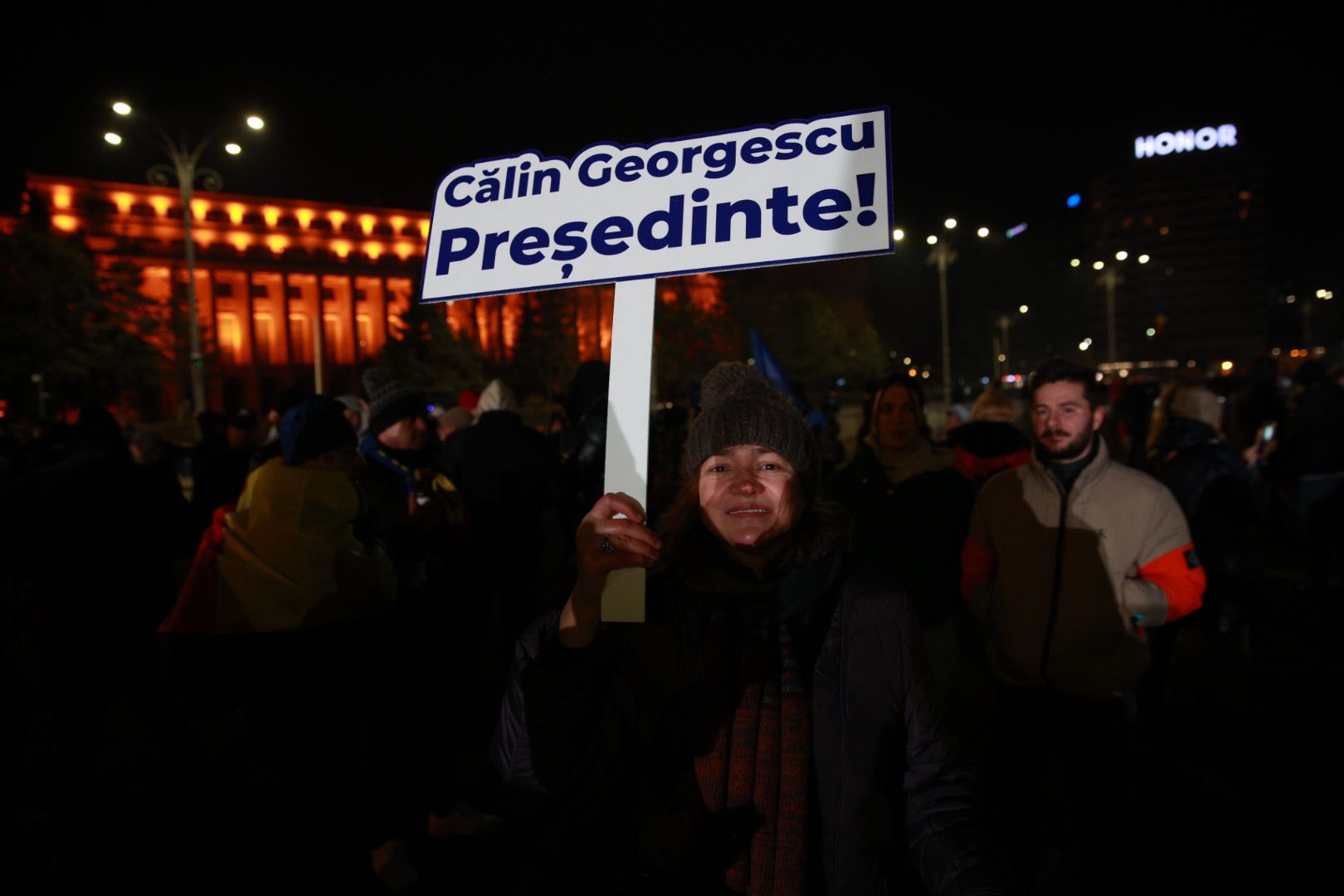 LIVE TEXT: Zeci de mii de oameni la protestul organizat de AUR în București. Mai mulți protestatari aveau asupra lor cuţite, bricege și substanţe interzise