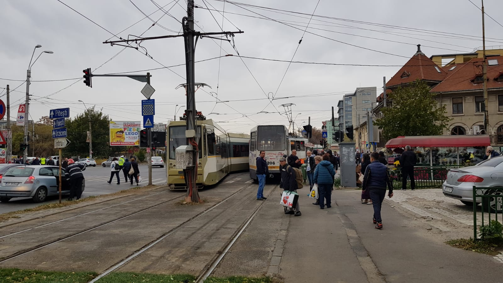 Două tramvaie s-au ciocnit în București, miercuri la prânz. O femeie a fost rănită la cap