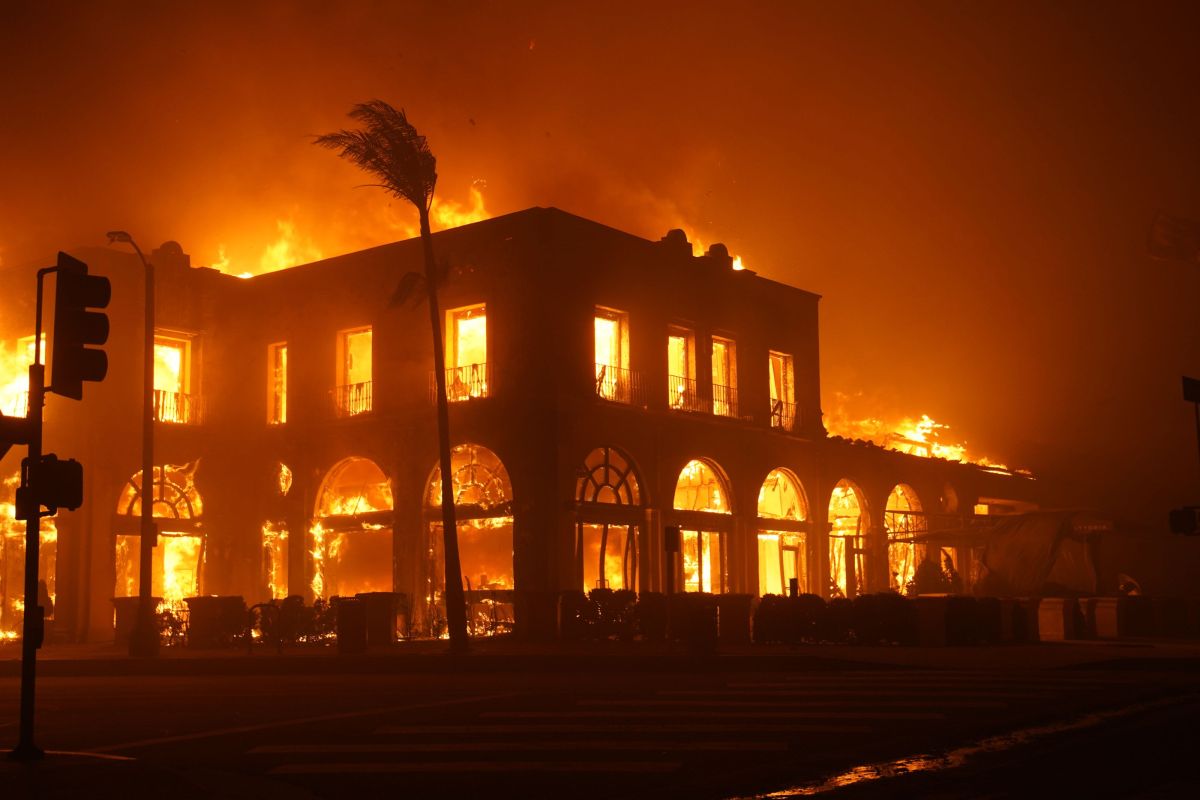 Cel puțin 10 oameni au murit în incendiile de proporții din Los Angeles: „E ca şi cum o bombă atomică ar fi fost aruncată”