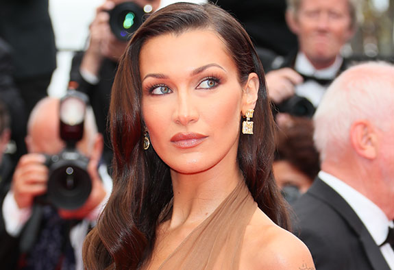Bella Hadid melltartó nélkül, átlátszó ruhában hódított a vörös szőnyegen - galéria