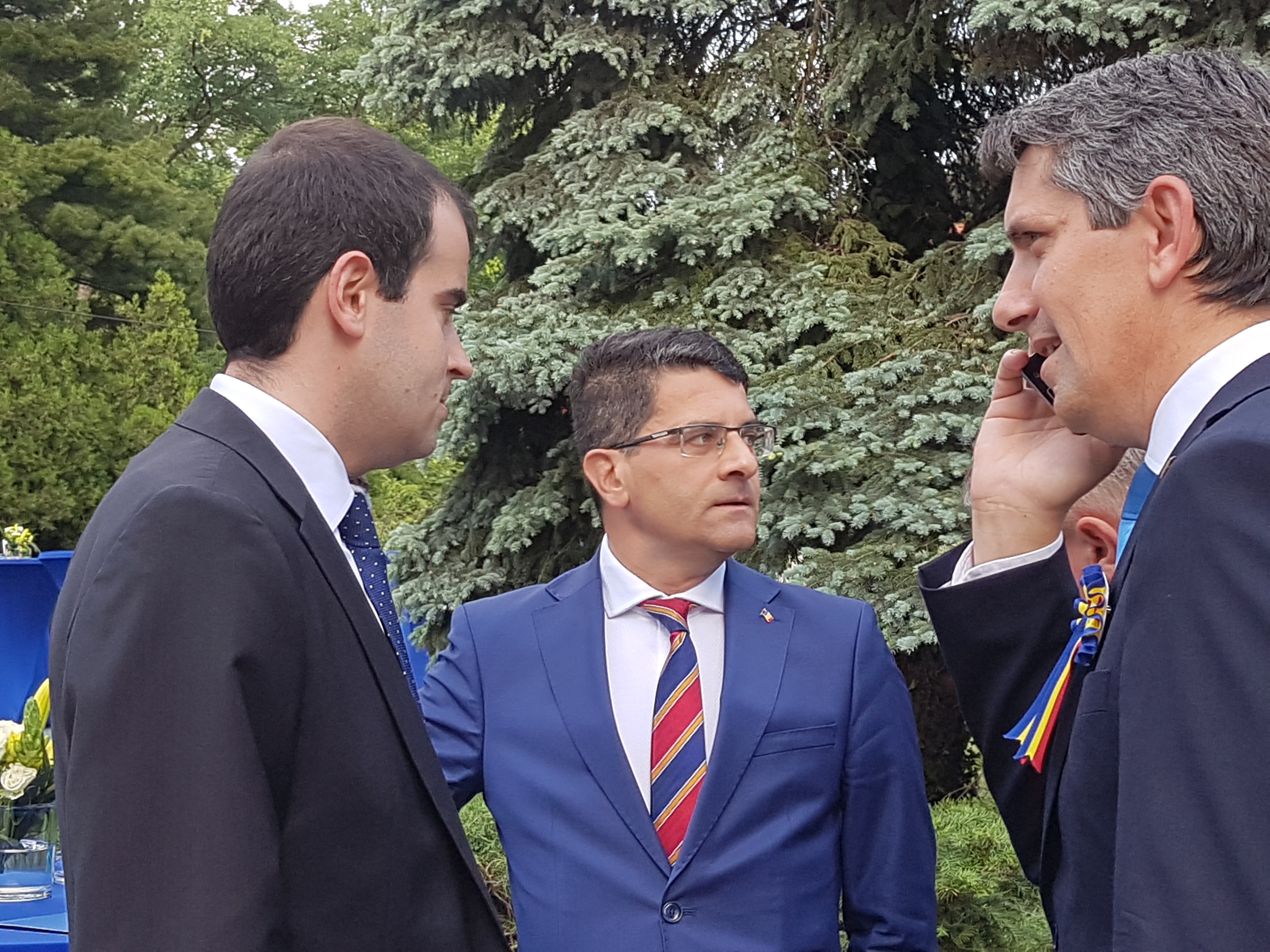 REPORTAJ / PNL a aniversat 143 de ani în grădina sediului central, cu cântece despre unire; Orban, mesaj de unitate (PNL)