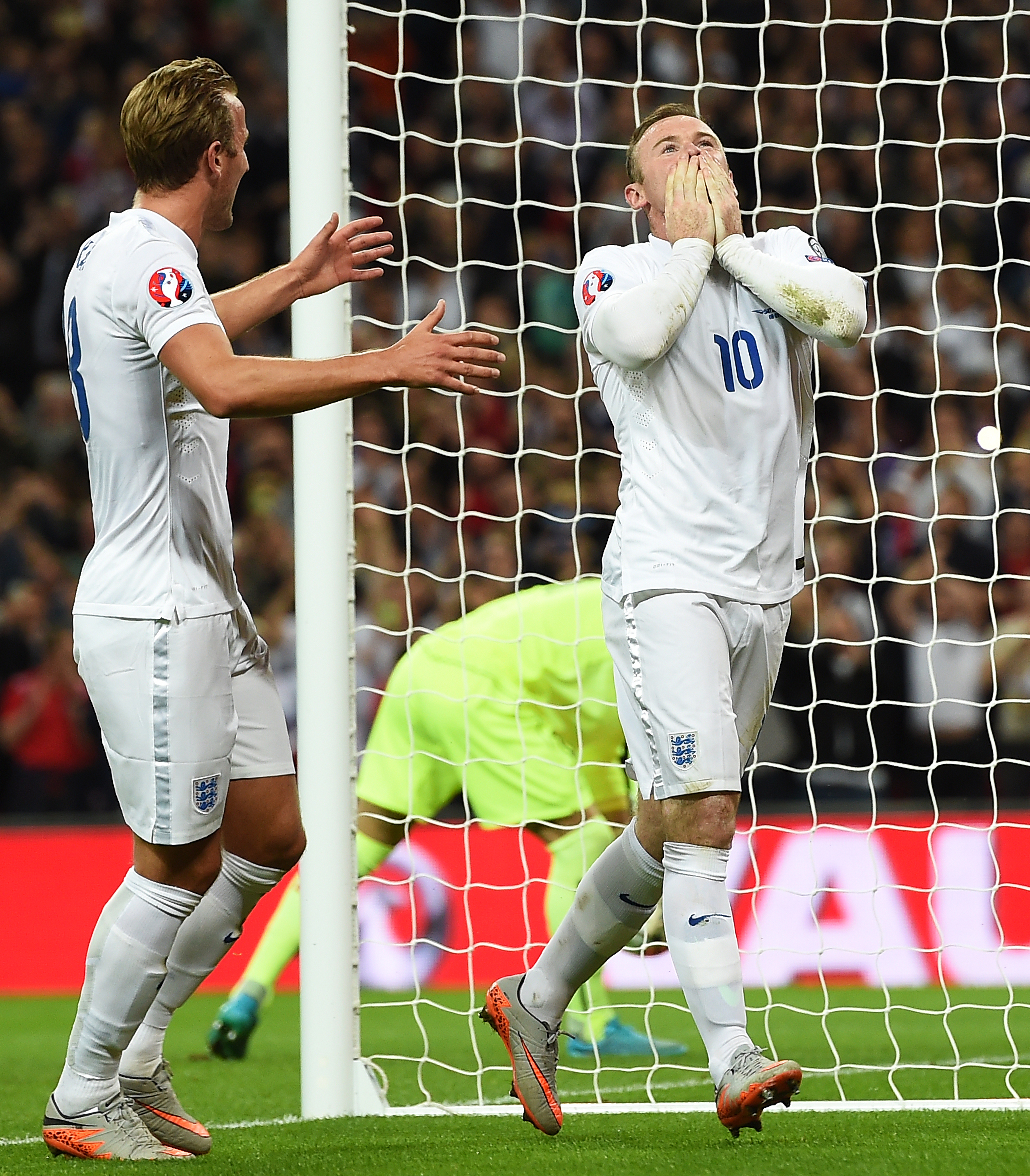 Recordul lui Sir Bobby Charlton, bătut de Rooney: ”Aș vrea să-l felicit pe Wayne. Am fost mândru de mine câtă vreme am fost cel mai bun marcator al Angliei. Acum sunt trist!”