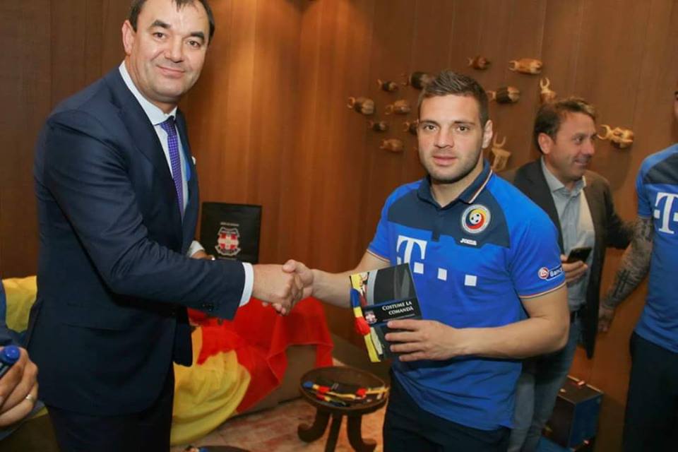 Să fie cu noroc la Euro! Tricolorii au primit ”Papionul România” din partea unui maestru croitor din Italia | GALERIE FOTO