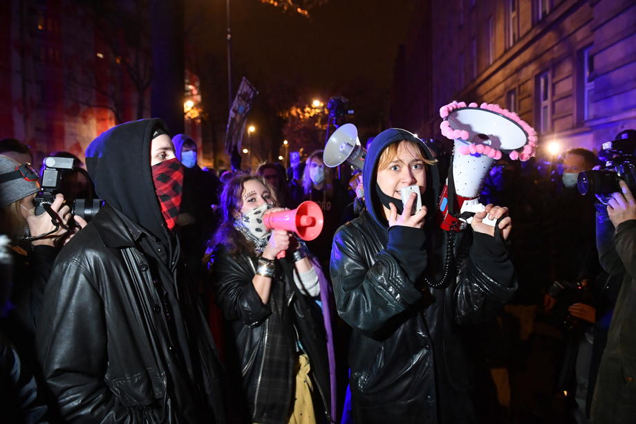 FOTO | Ciocniri între poliţie şi manifestanţi la Varșovia. Aceștia au protestat față de limitarea dreptului la avort﻿