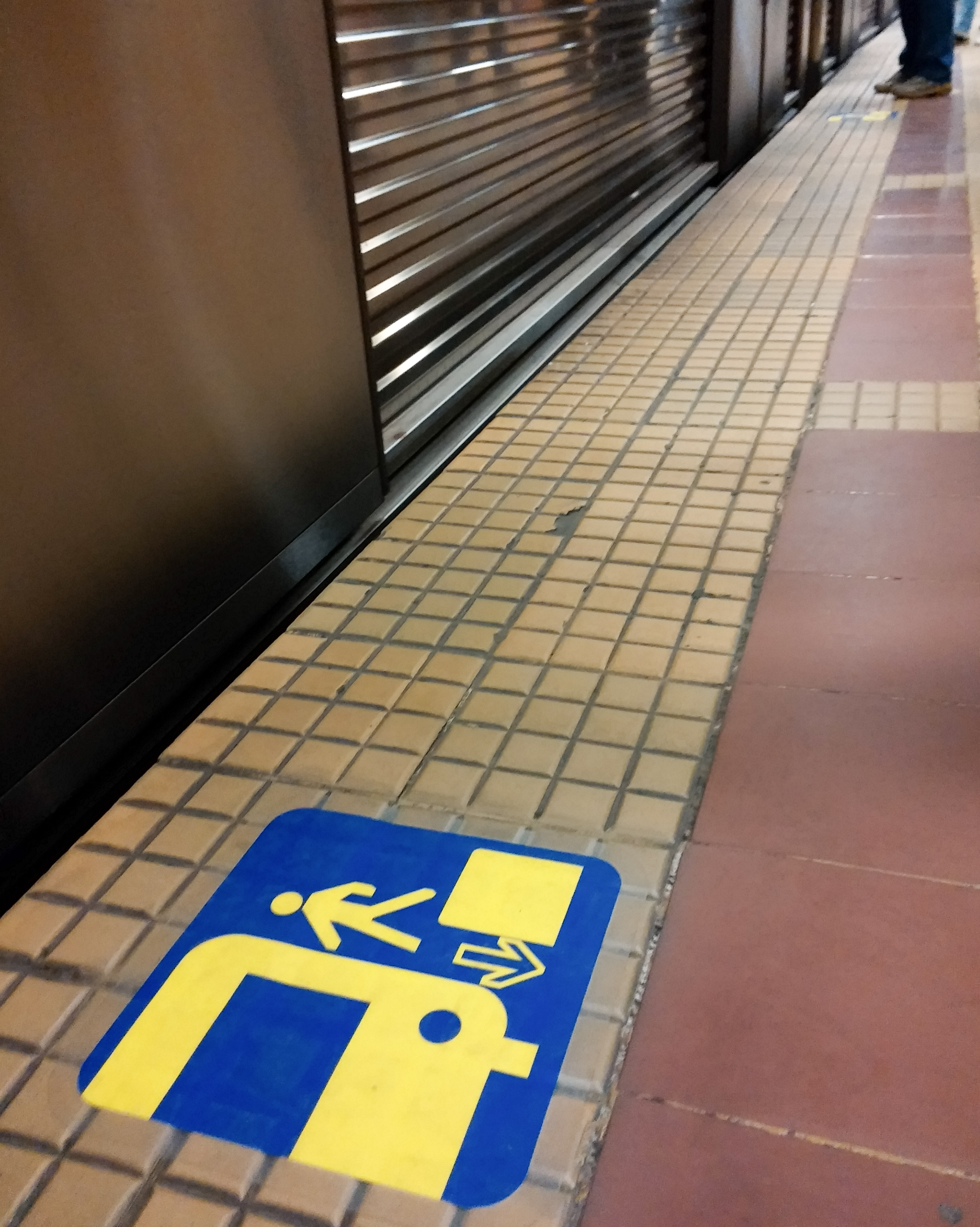 Metrorex a găsit o nouă soluţie pentru a semnaliza distanţa dintre tren şi peron! Ne bagă însă şi mai rău în ceaţă! GALERIE FOTO