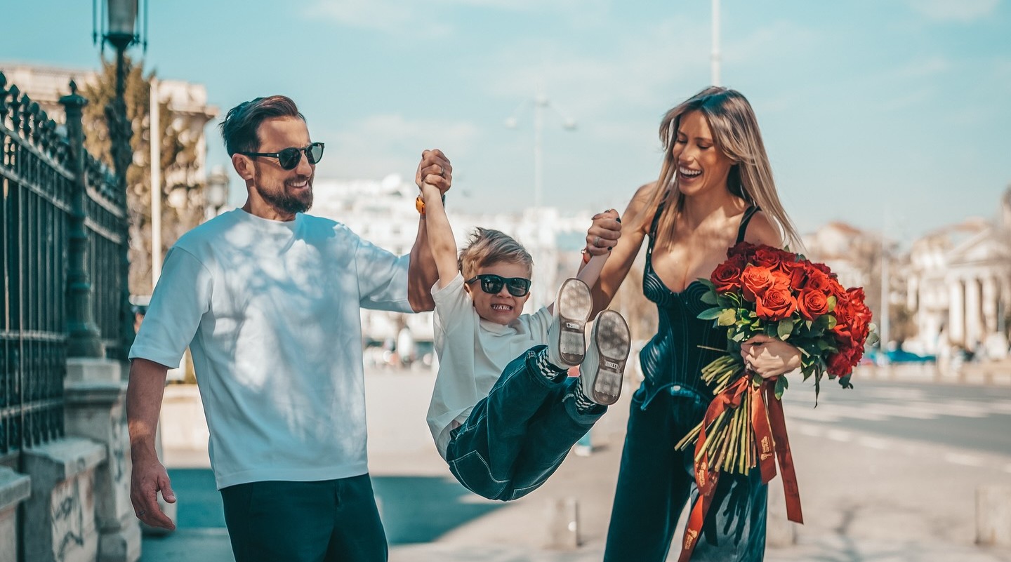 Imagini adorabile cu băiețelul lui Dani Oțil și al Gabrielei Prisăcariu. Tiago îi calcă pe urme tatălui său