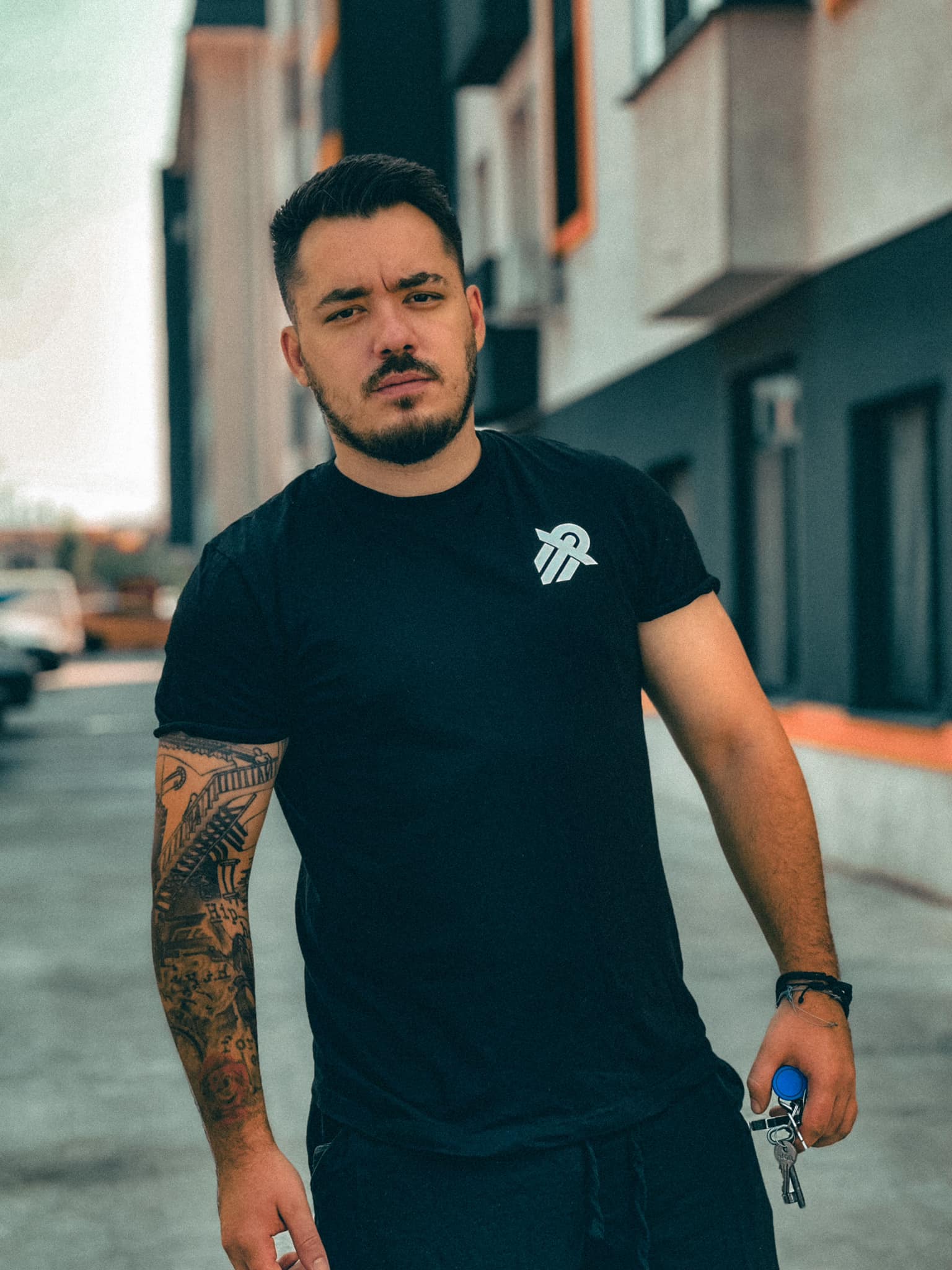 Adrian Țuțu, primul câștigător „Românii au talent”, lansează piesa „O secundă”. Videoclipul îl are în rol principal pe atletul Valentin Tănase