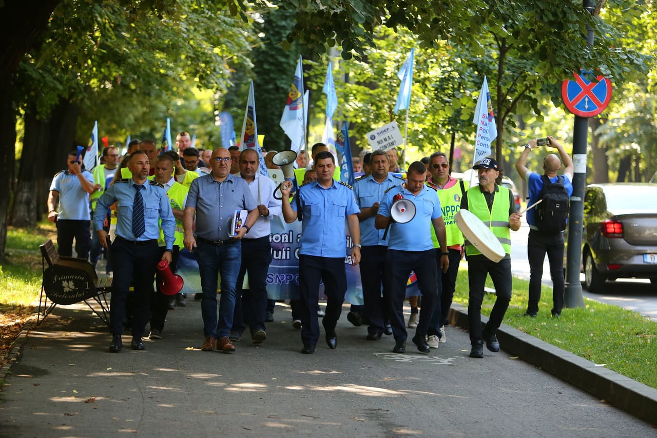 Sindicaliștii din Poliție și penitenciare, protest la Guvern și la sediile PSD și PNL. „Salariul este neatractiv, egal cu al unui muncitor necalificat”