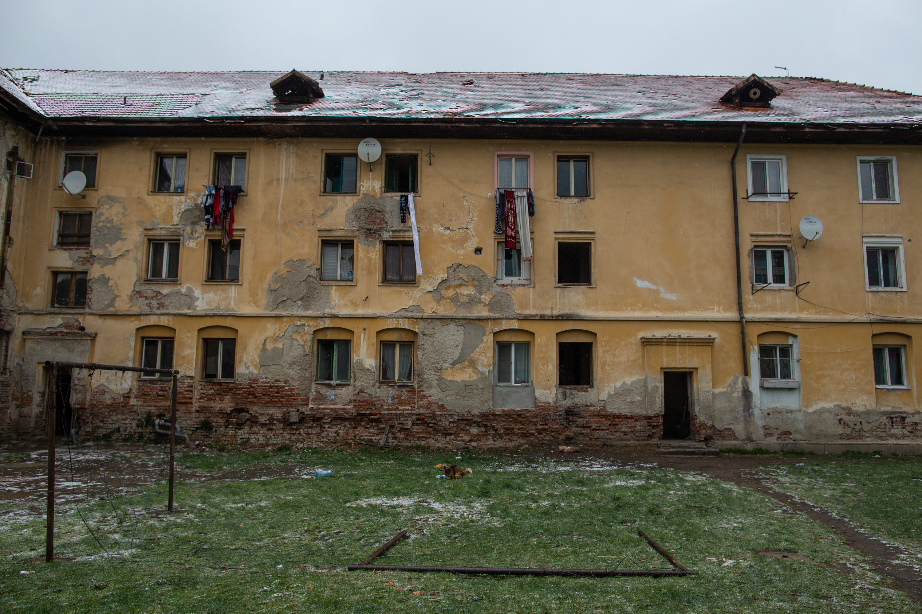 Oameni fără nici o armă în fața coronavirusului. Igienă la lighean și veceuri turcești în ”blocurile grecești” din Ștefănești