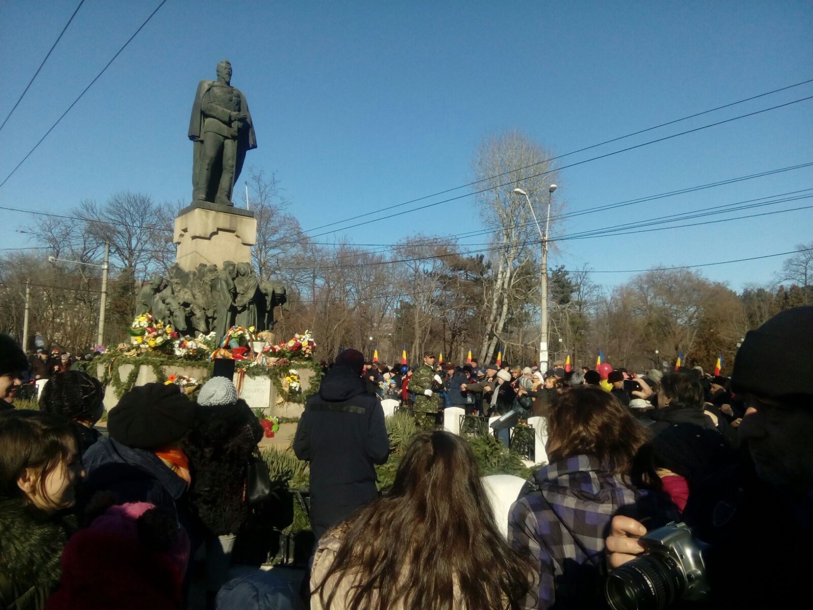 Hora Unirii, la statuia lui Cuza de la Galați: "Toți românii, de la fașă la barbă albă, aici să fie!"| GALERIE FOTO
