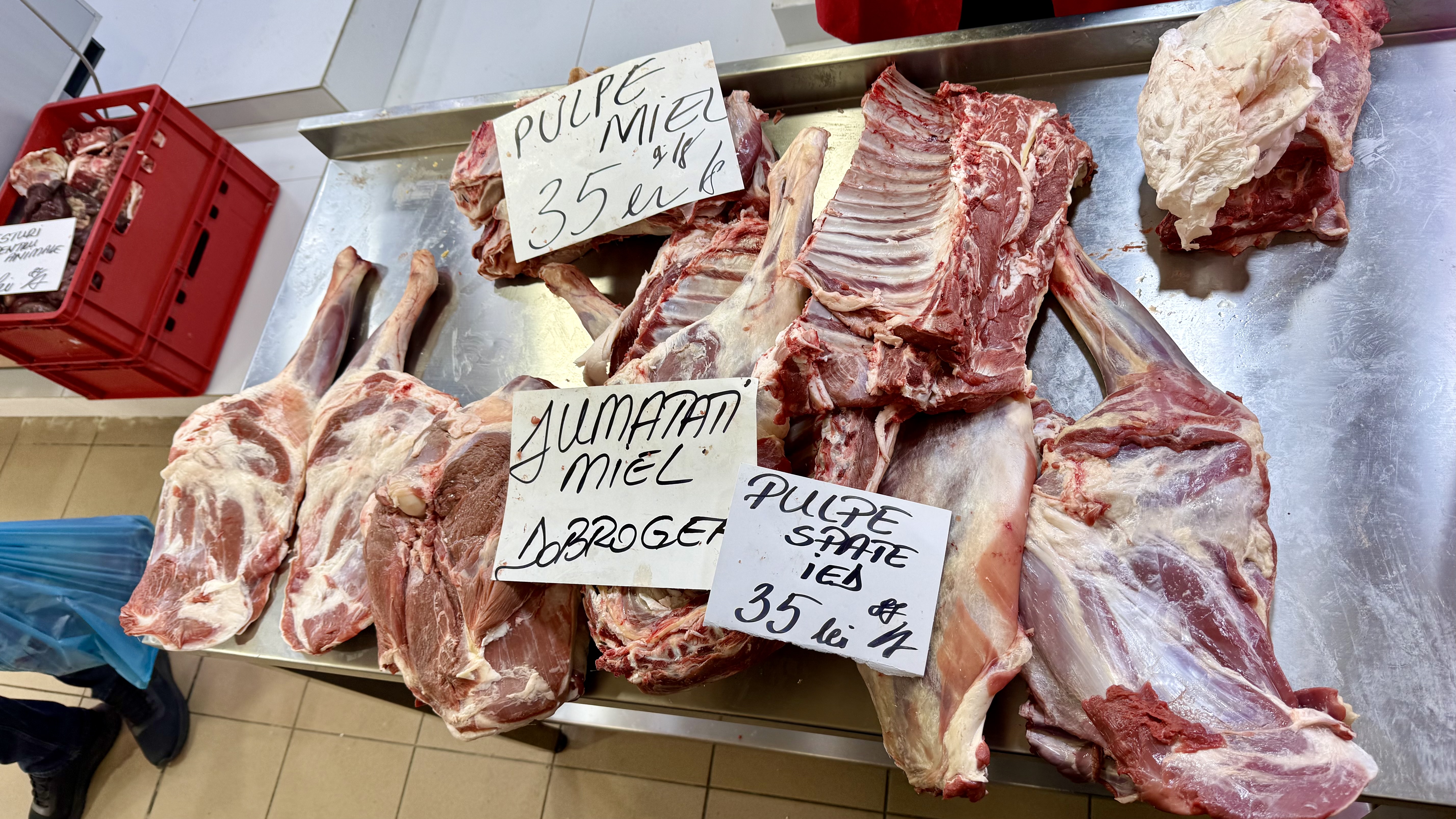 Preț miei Paște 2026. Cât costă kilogramul de carne de miel la București? „Am luat jumătate și am terminat bâlciul!”