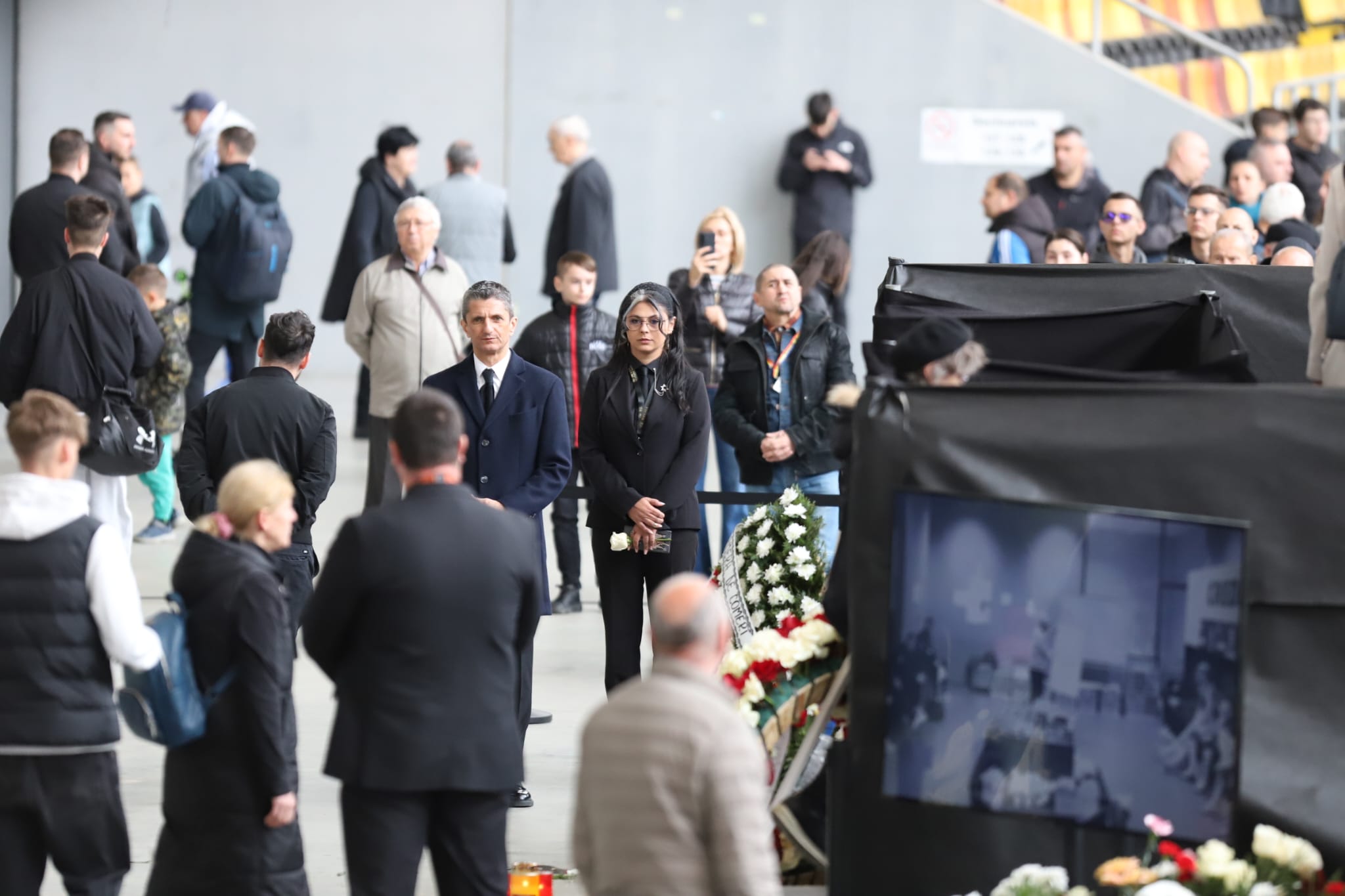 Livetext Mii de români își iau adio de la Mircea Lucescu la Arena Națională înainte de funeraliile cu onoruri militare / „Leucemia i-a provocat și grăbit sfârșitul”