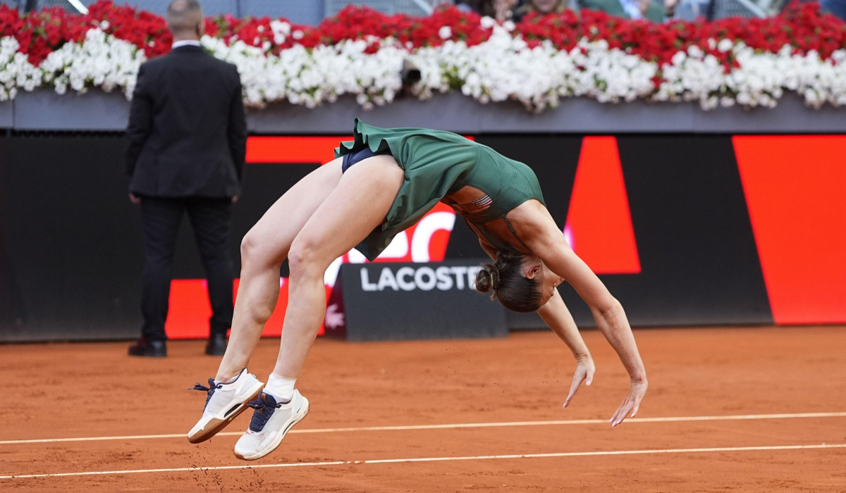 Ucraineanca Marta Kostiuk a făcut tumbe pe teren după ce a învins-o pe rusoaica Mira Andreeva în finala de la Madrid Open: nu a dat mâna cu adversara, care a plâns încontinuu