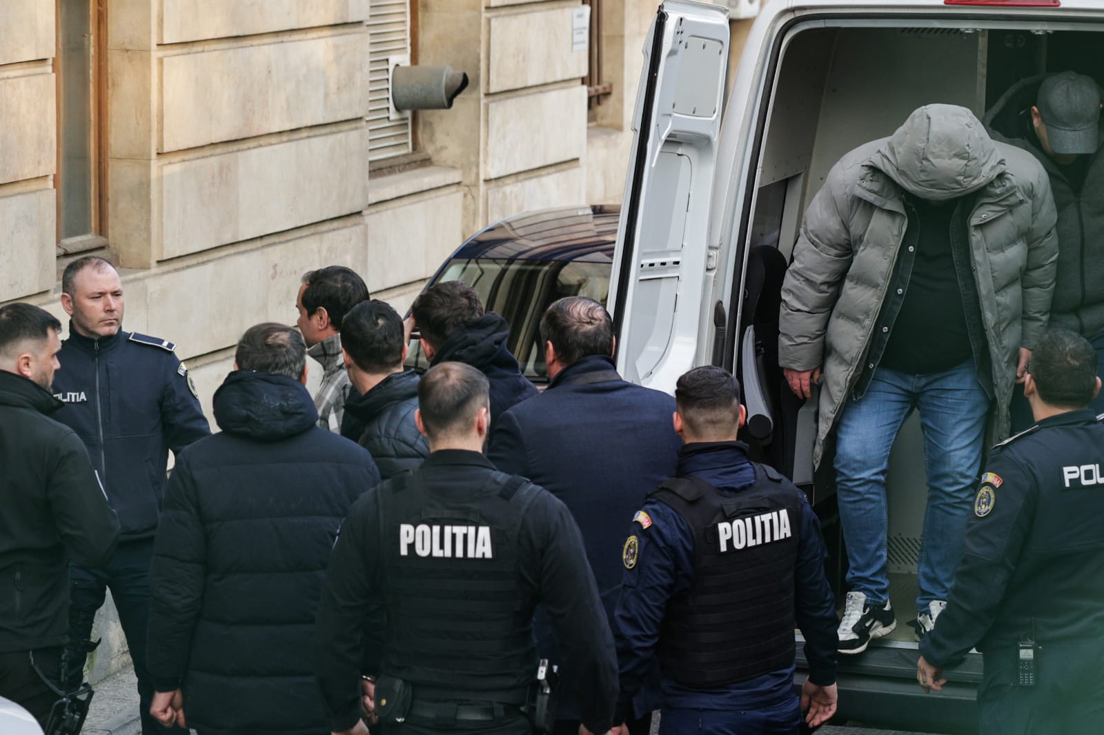 Laura Vicol și soțul Vladimir Ciorbă au plecat de la Curtea de Apel. DIICOT a cerut arestare preventivă, instanța a rămas în pronunțare