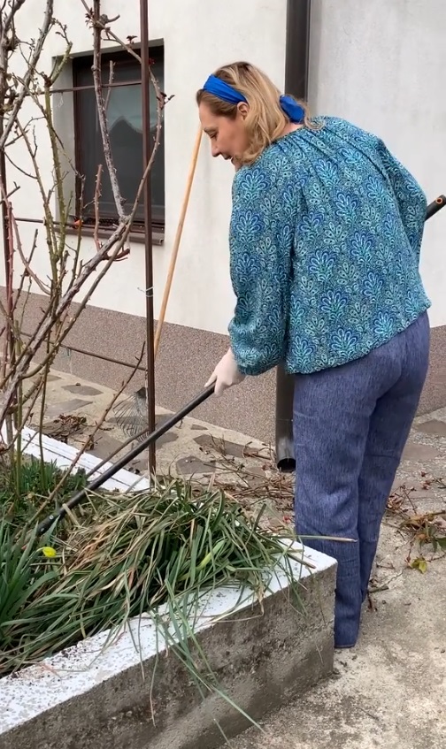 Imagini cu Elena Lasconi în grădina casei sale din Câmpulung Muscel. A dat cu sapa, a greblat, iar apoi a plantat flori de primăvară