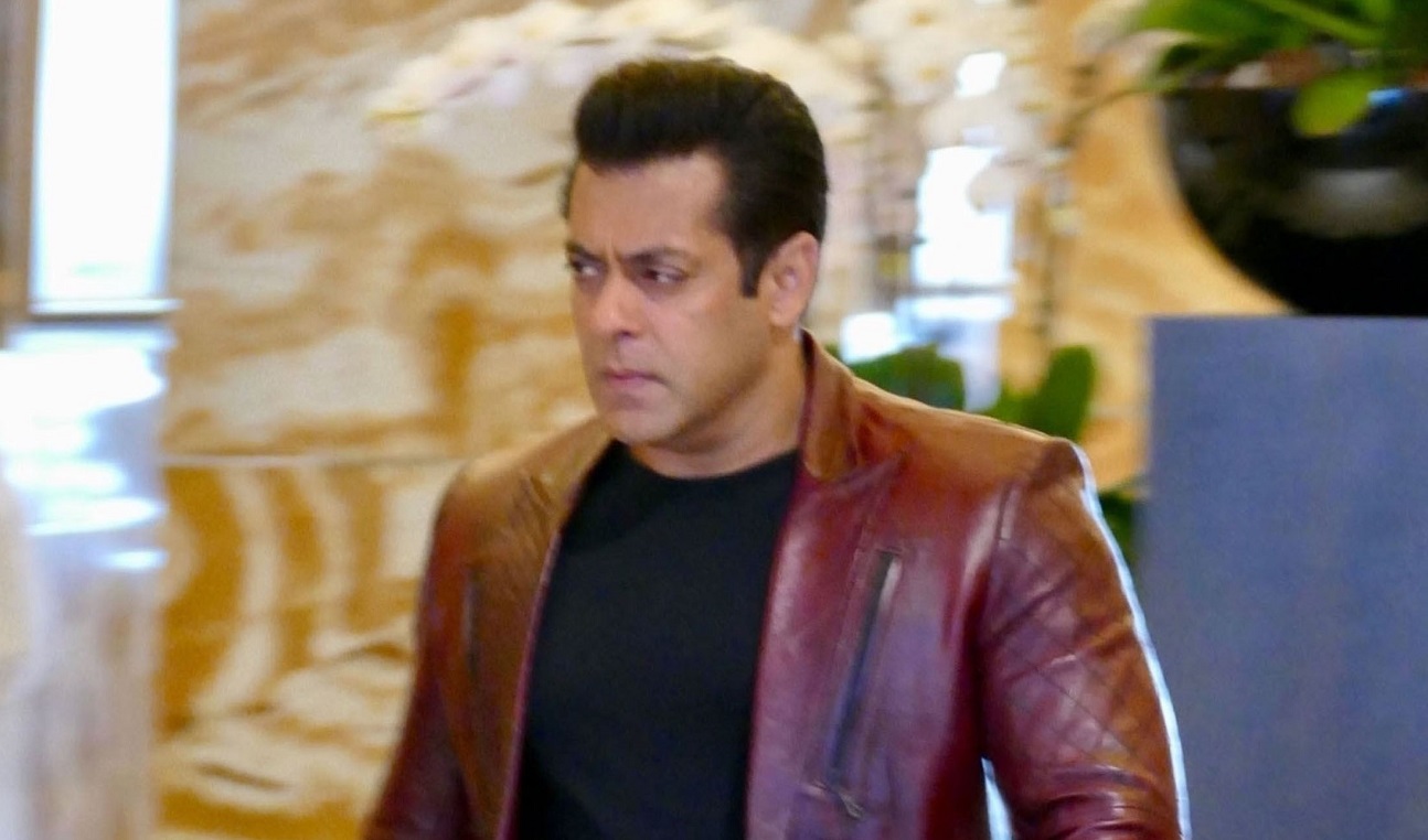Două persoane au fost arestate după ce au tras focuri de armă în casa lui Salman Khan. În ce stare e actorul, care se afla în locuință la momentul atacului