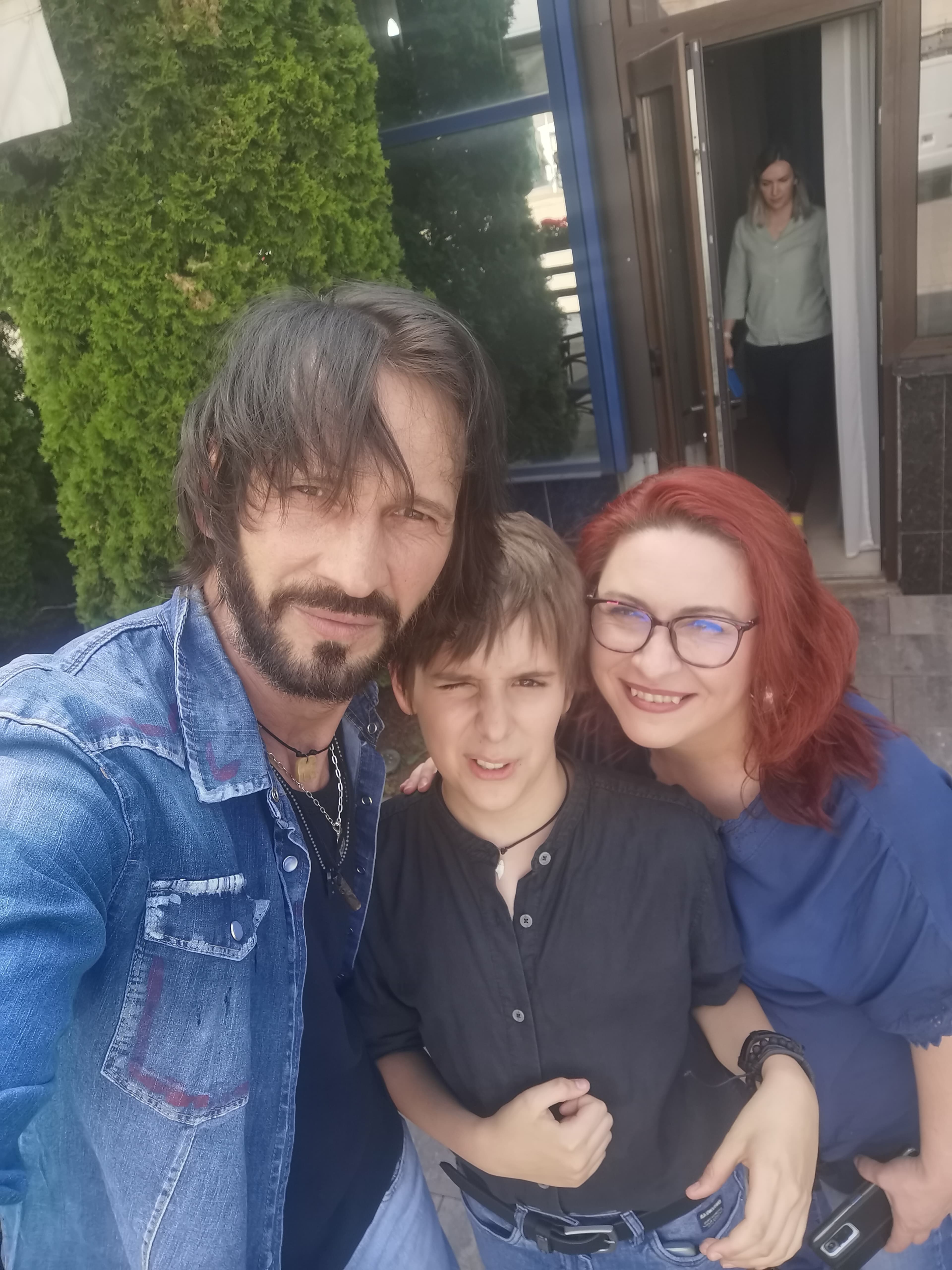 Melodia cântată de oameni când îl văd pe Bogdan Farcaș pe stradă. Actorul e cunoscut de toată țara drept Ciomag din „Clanul”