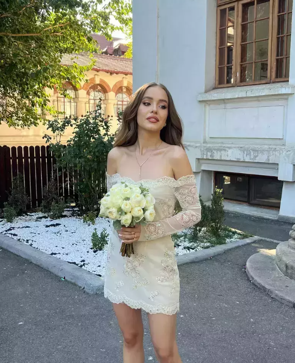 Raluca Moianu i-a tăiat moțul nepoțelului ei. Ce a ales Carol de pe tăviță. „Nașul Dan Alexa ne-a spus că a făcut cea mai bună alegere”