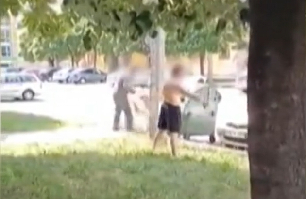 Családja előtt késelte meg a férfit a dorogi rém, videóra vették a támadást (18+)