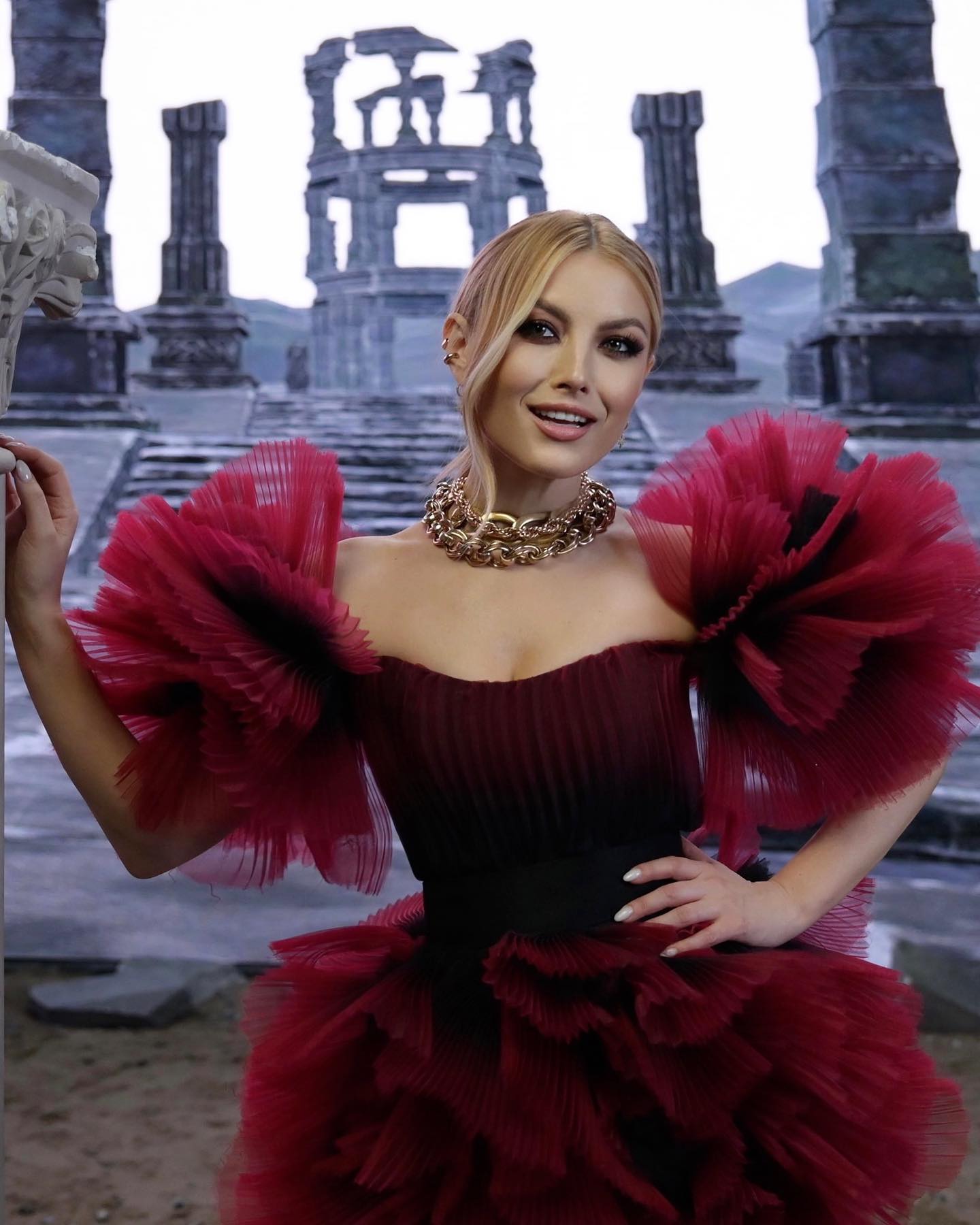 Trucul la care Elena Gheorghe apelează pentru a se menține tânără fără intervenții estetice. A urmat exemplul Thaliei: „Pomeți ridicați și fără cearcăne”