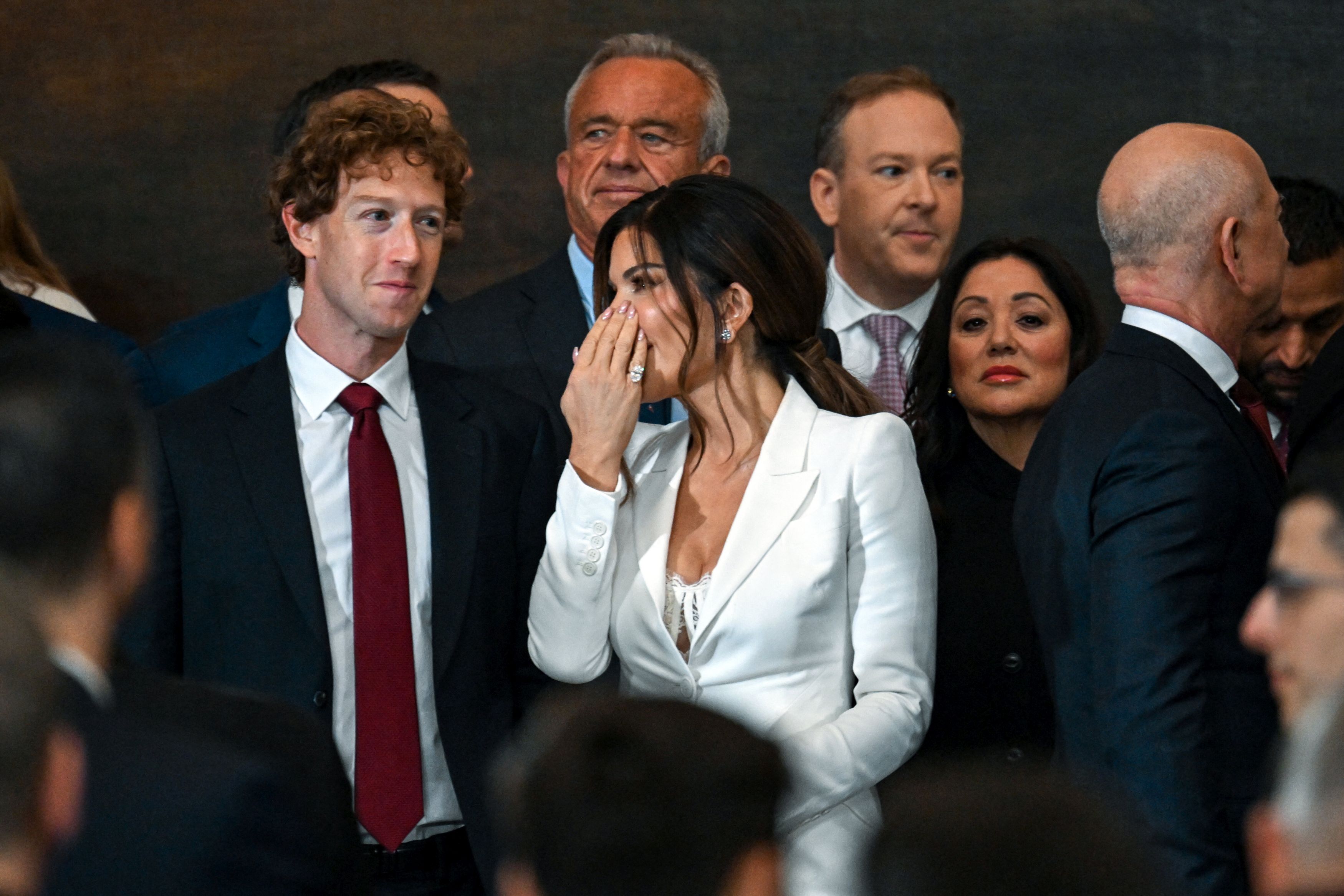 Maurice Munteanu, atac la Melania Trump și logodnica lui Bezos, în decolteul căreia s-a uitat Zuckerberg: „Vulgaritate copleșitoare”