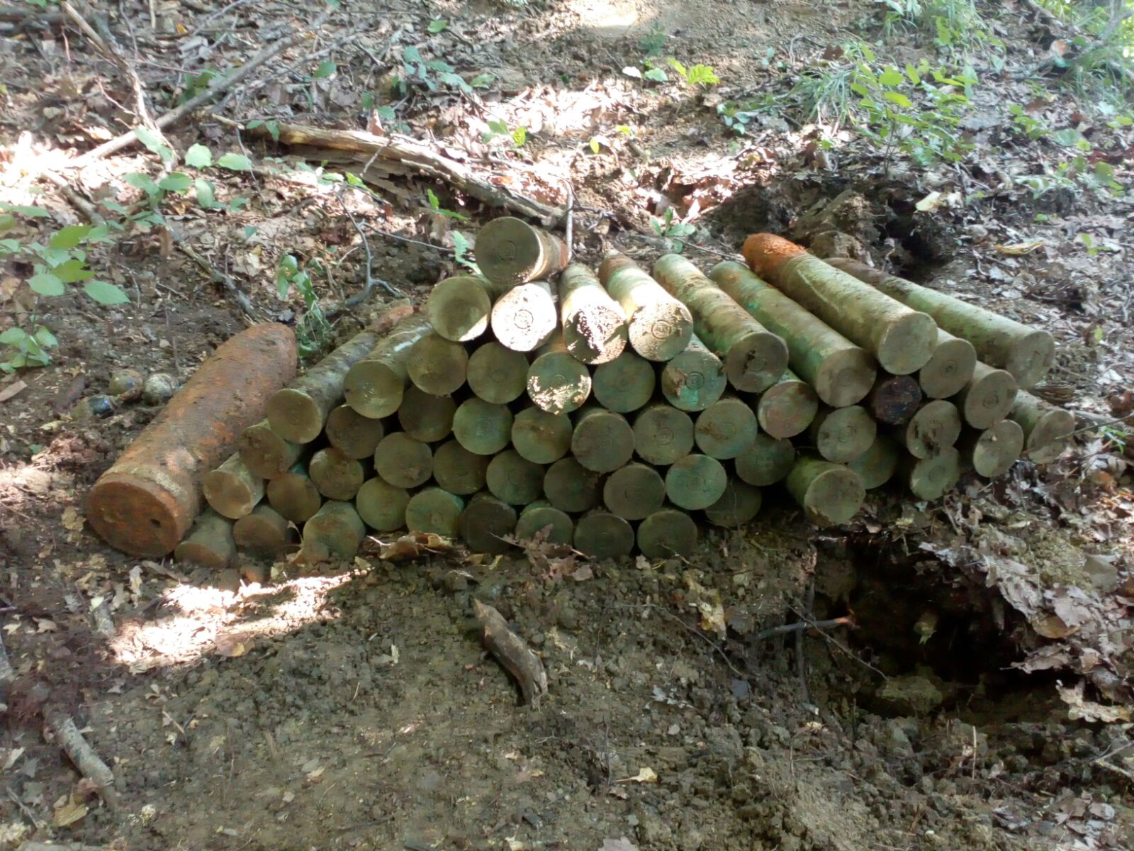 FOTO/ Căutatorul de comori din Vrancea care a găsit grenade și cartușe zilele trecute a descoperit luni un adevărat arsenal