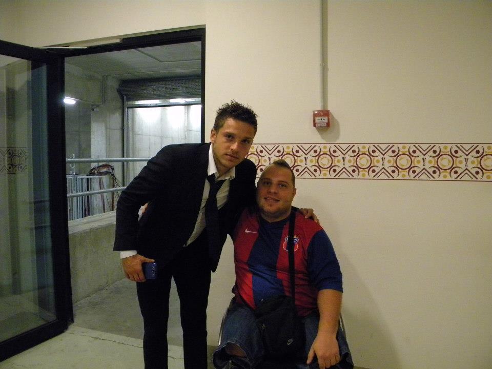GALERIE FOTO / Minune de Sărbători în România! ^Steaua a ridicat din nou în picioare un fan cu membrele inferioare amputate