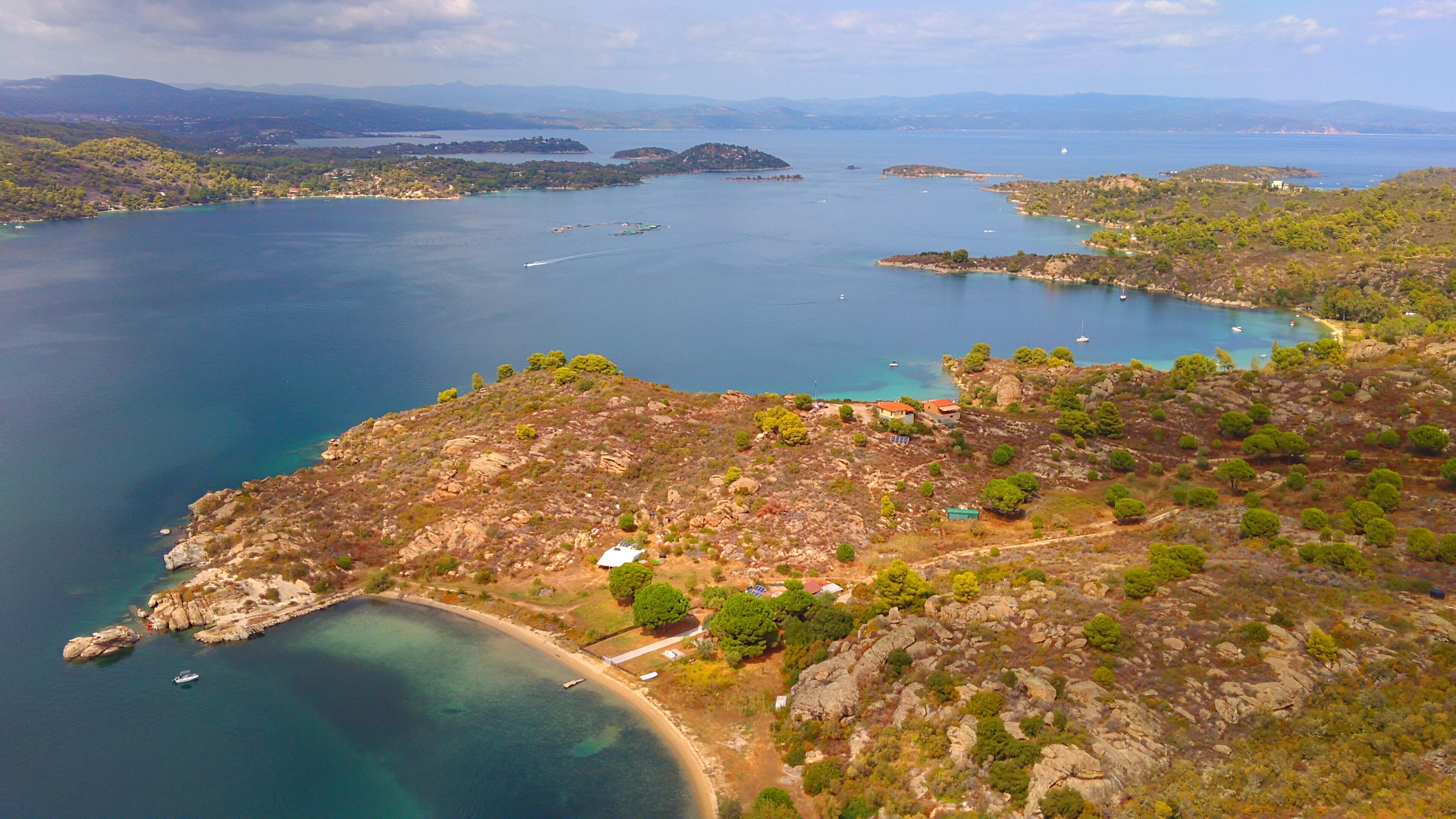 Insula aproape necunoscută din Grecia unde apa e caldă tot anul și nu bate vântul. Se ajunge pe ea doar dacă vor pescarii să te ducă sau dacă închiriezi o barcă