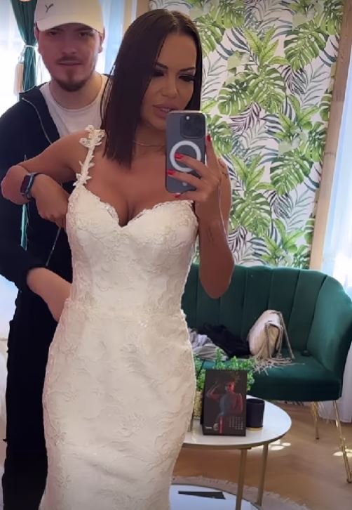 Andreea Antonescu a îmbrăcat rochia de mireasă la 5 luni după ce a născut: „Aștept părerea voastră”