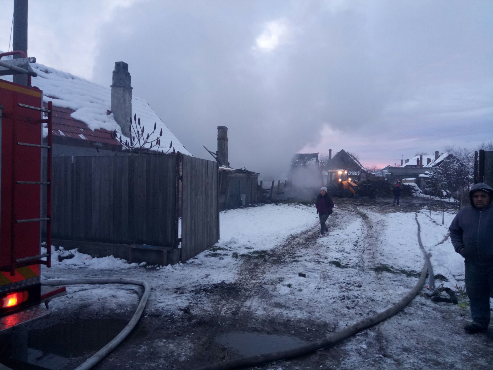 Două case şi o şură au luat foc, în localitatea braşoveană Hălchiu| FOTO/VIDEO