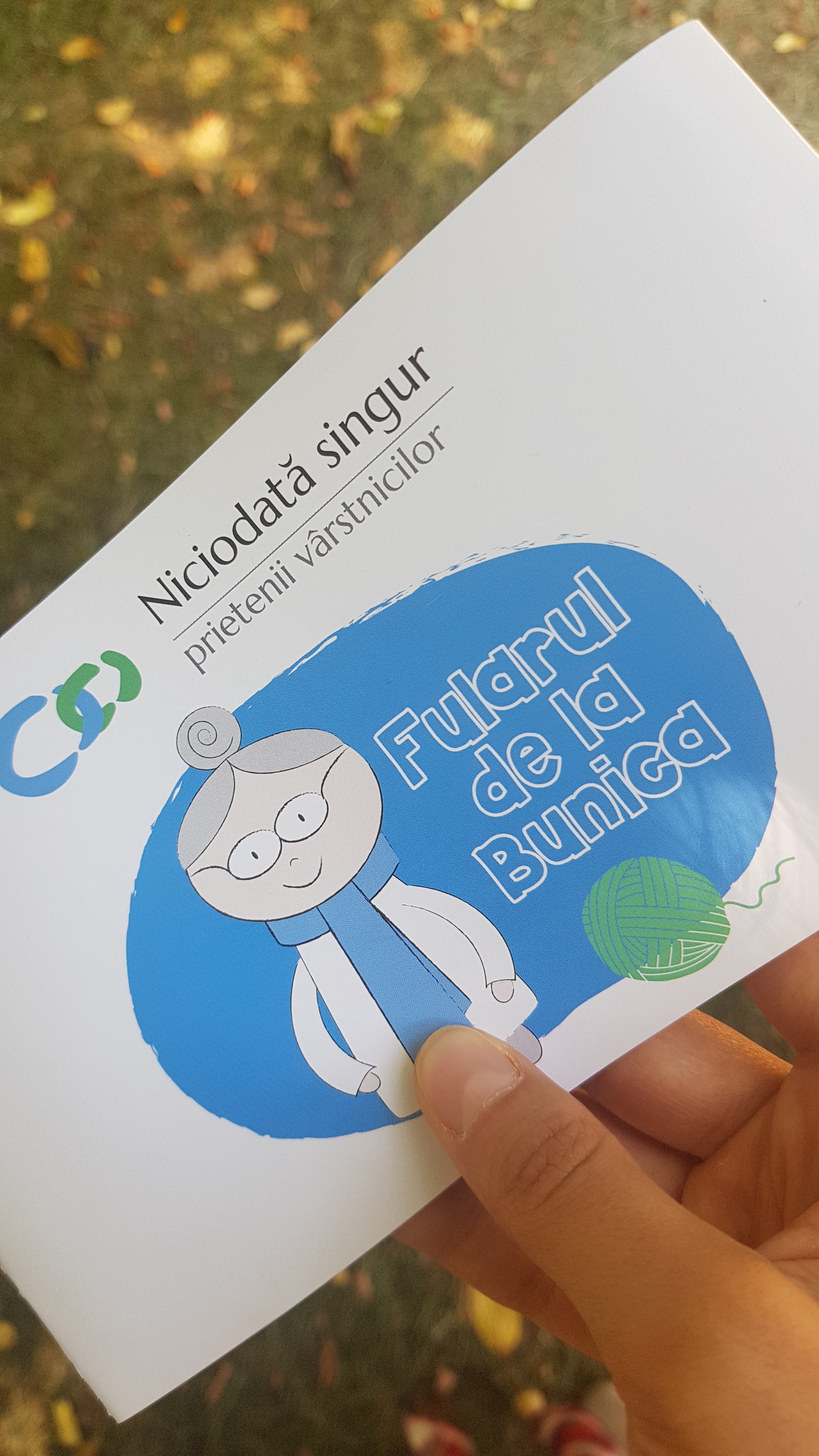 VIDEO / Șezătoarea fularelor, locul în care bunicuțele își împletesc... poveștile de viață