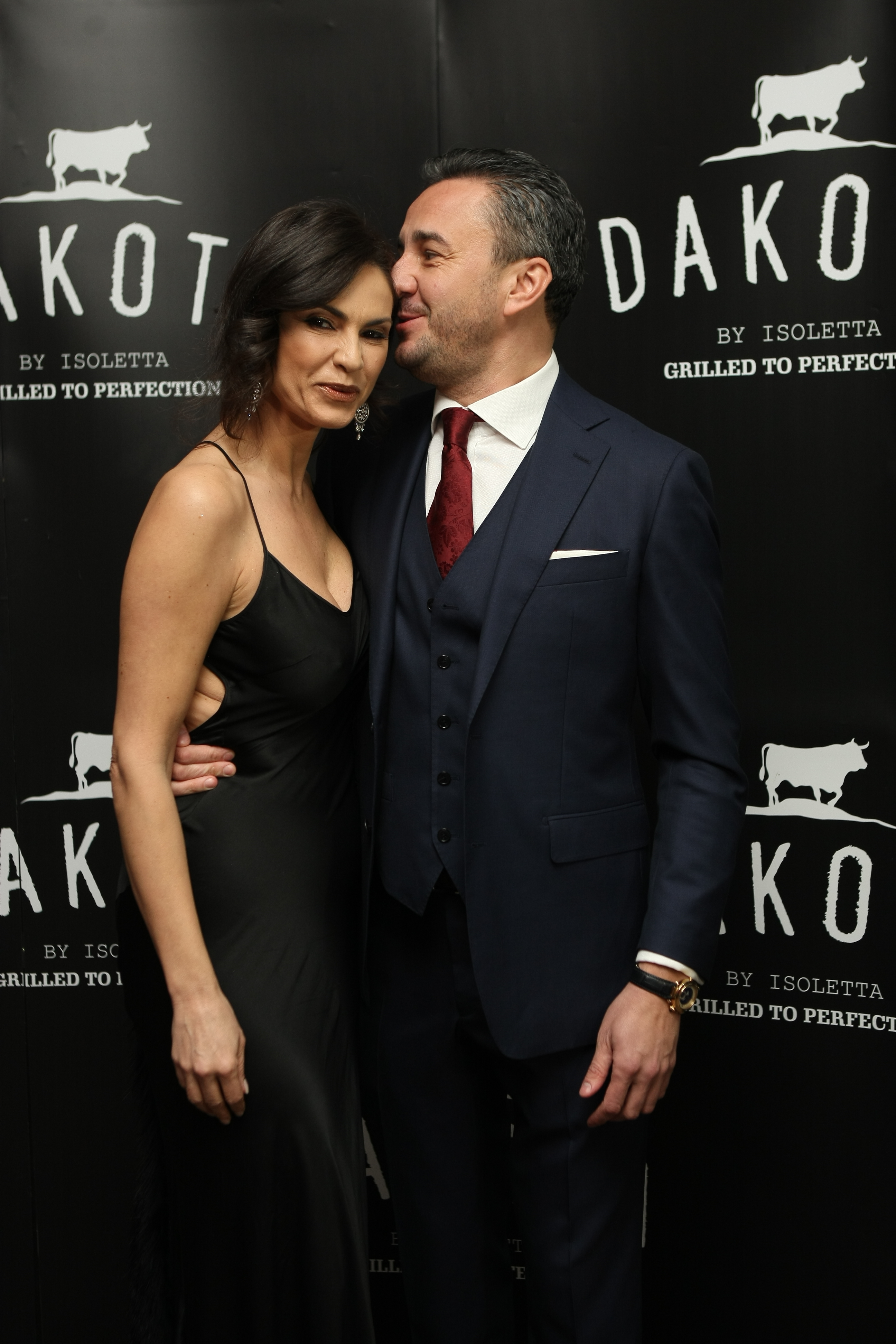 Ramona Bădescu, fără sutien, la brațul iubitului. Toți i-au văzut sfârcurile prin rochie | FOTO