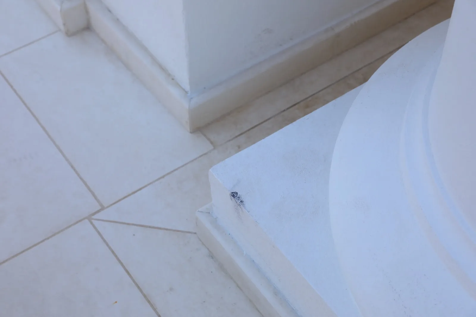 Vizitatorii iresponsabili au lovit cu picioarele pereții cazinoului din Constanța, abia redeschis. Vandalizarea a mers și mai departe