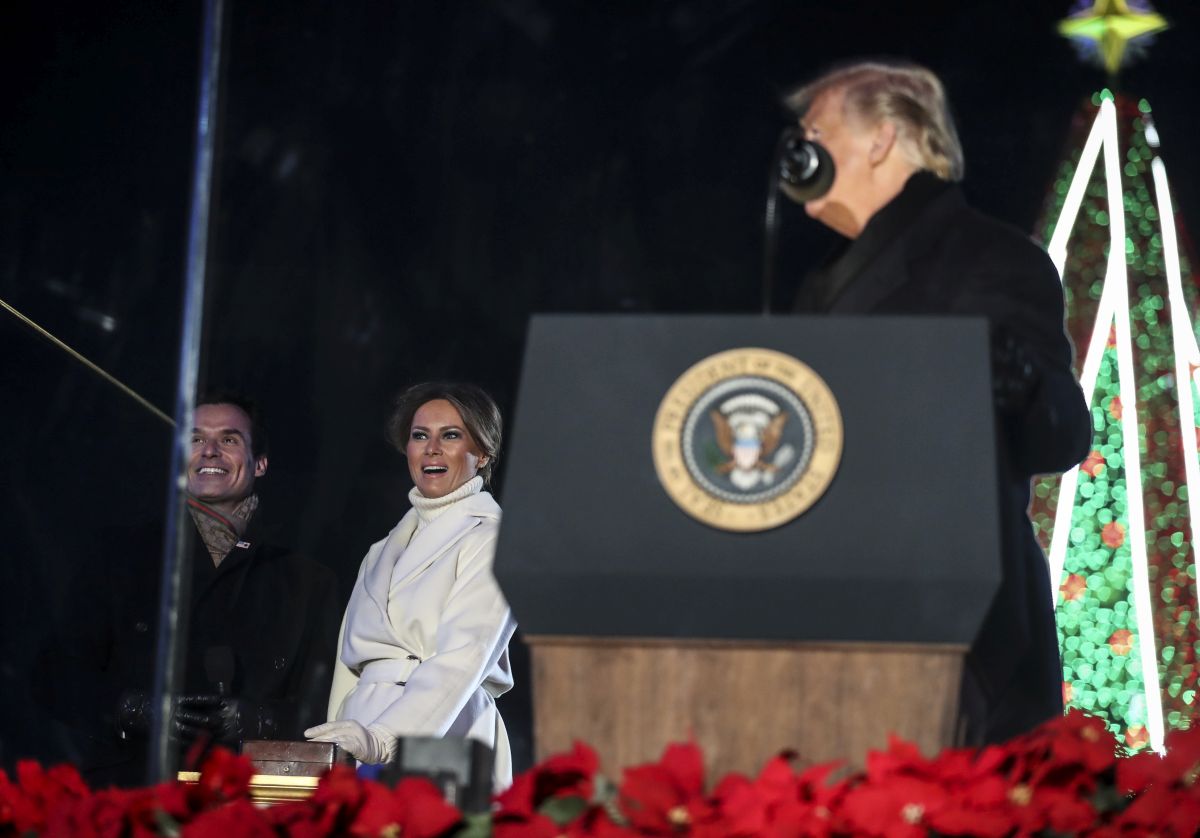 FOTO| Donald și Melania Trump au aprins luminile bradului de Crăciun de la Casa Albă