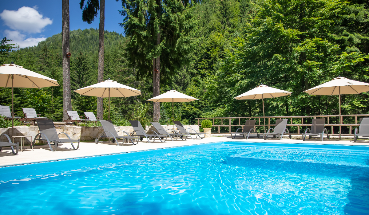 Fost pavilion de vânătoare al lui Nicolae Ceaușescu din Buzău, scos la vânzare: reședință de lux cu piscină și heliport