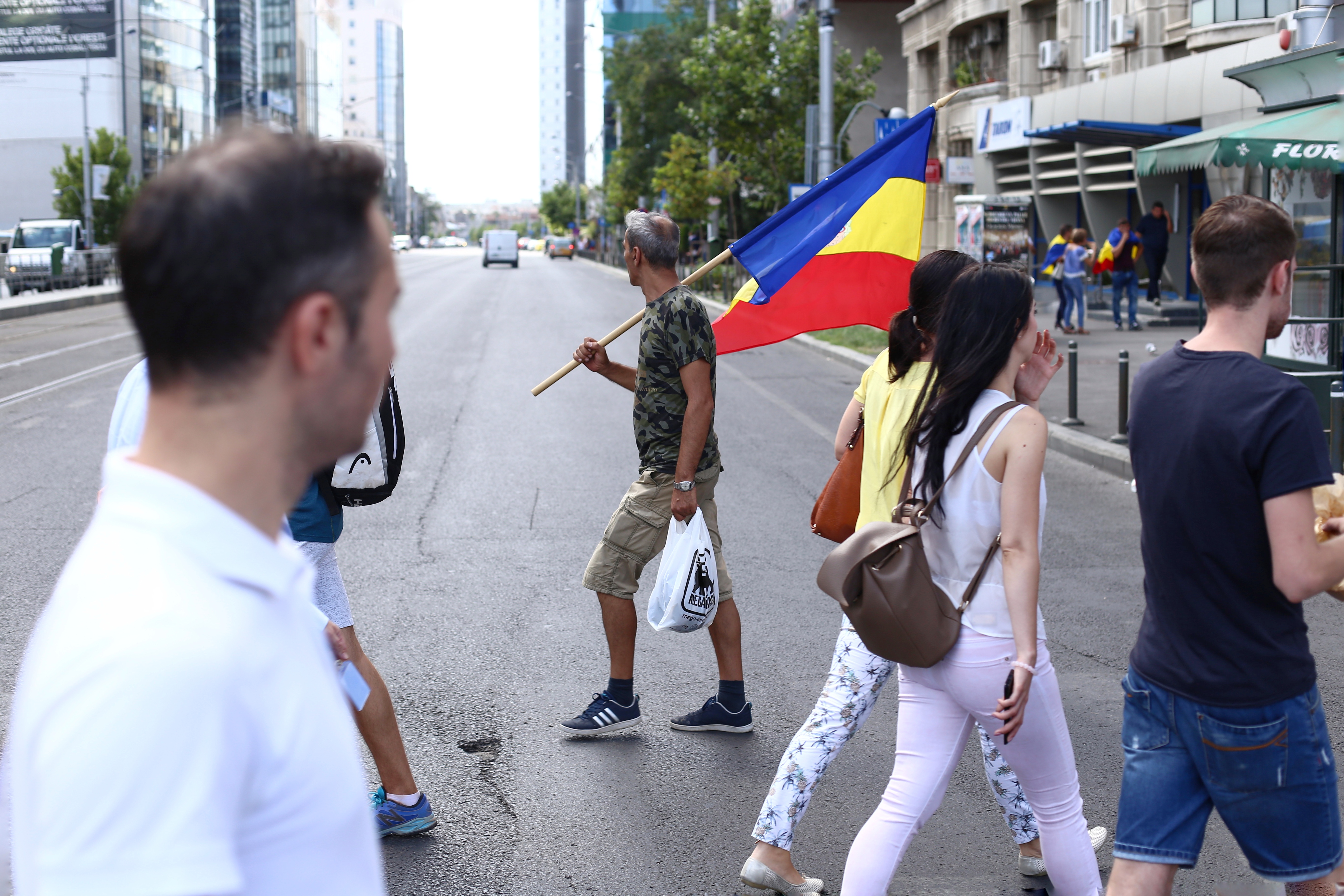 LIVE TEXT/ Mitingul diasporei, în Piața Victoriei. Război total între jandarmi și huligani (FOTO&VIDEO)
