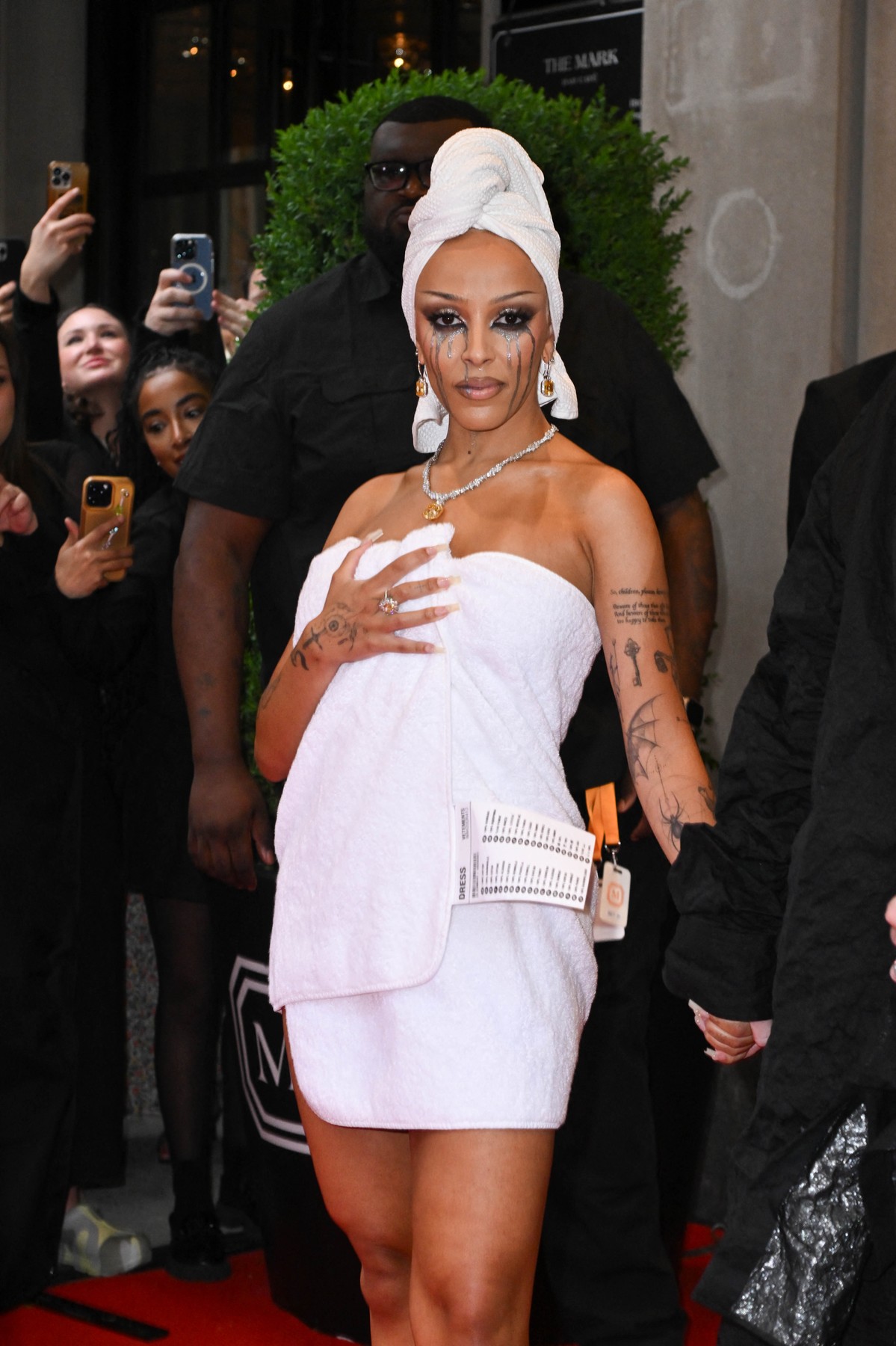 Doja Cat a apărut îmbrăcată într-o rochie udă la Met Gala 2024. De la hotelul unde a fost cazată a plecat acoperită cu un prosop