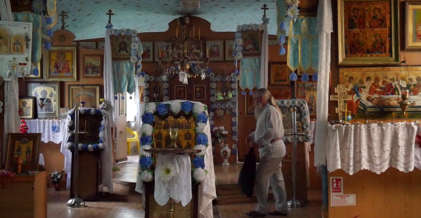 VIDEO/ Satul cu șase Dumnezei: „Dacă vreți să știți cum ne împăcăm, mergeți la cherhana în zori, când se-adună în barcă toate națiile”