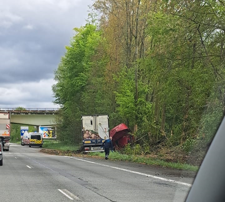 Polițist belgian, când l-a văzut pe șoferul de TIR ieșind singur din cabina ruptă și strivită de copaci: „Să meargă să aprindă o lumânare!”