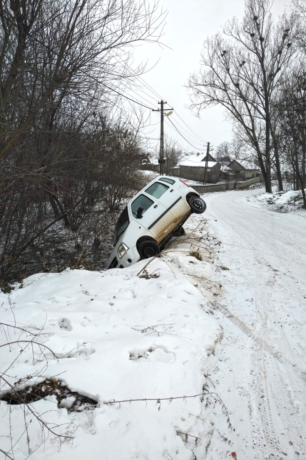 O femeie blocată într-o mașină care rămăsese suspendată pe un pod din județul Suceava a fost salvată de pompierii militari