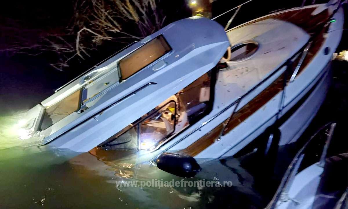 Trei persoane care pescuiau au fost salvate din barca pe jumătate scufundată pe brațul Chilia