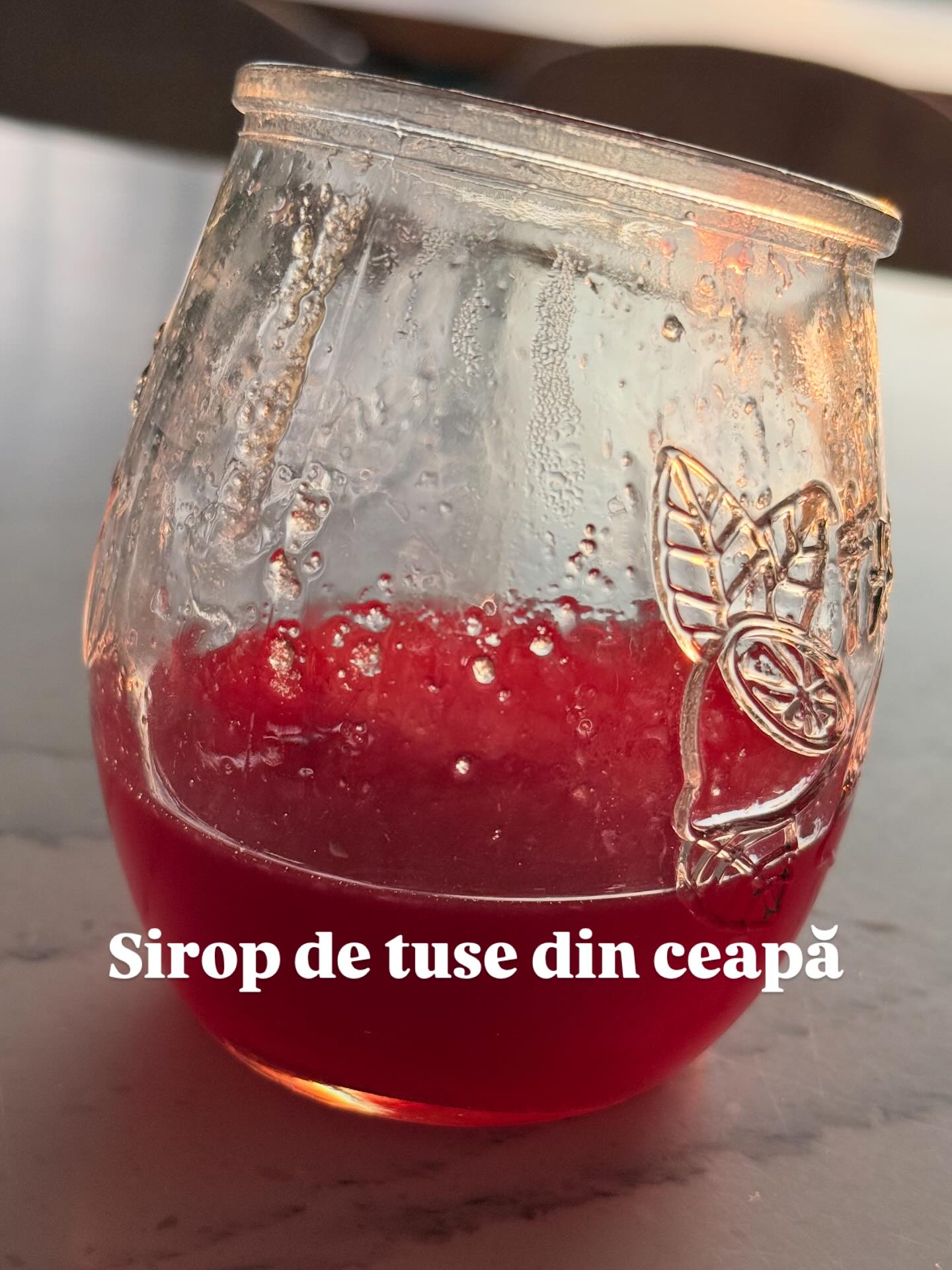 Rețeta de sirop de ceapă a Elwirei Petre. Ea îl bea pentru calmarea tusei și pentru durerile în gât