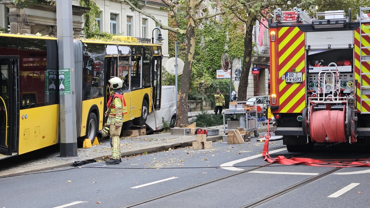 30 de victime printre pasagerii unui autobuz, care a smuls un copac din rădăcini și apoi s-a urcat pe o dubă, în Dresda