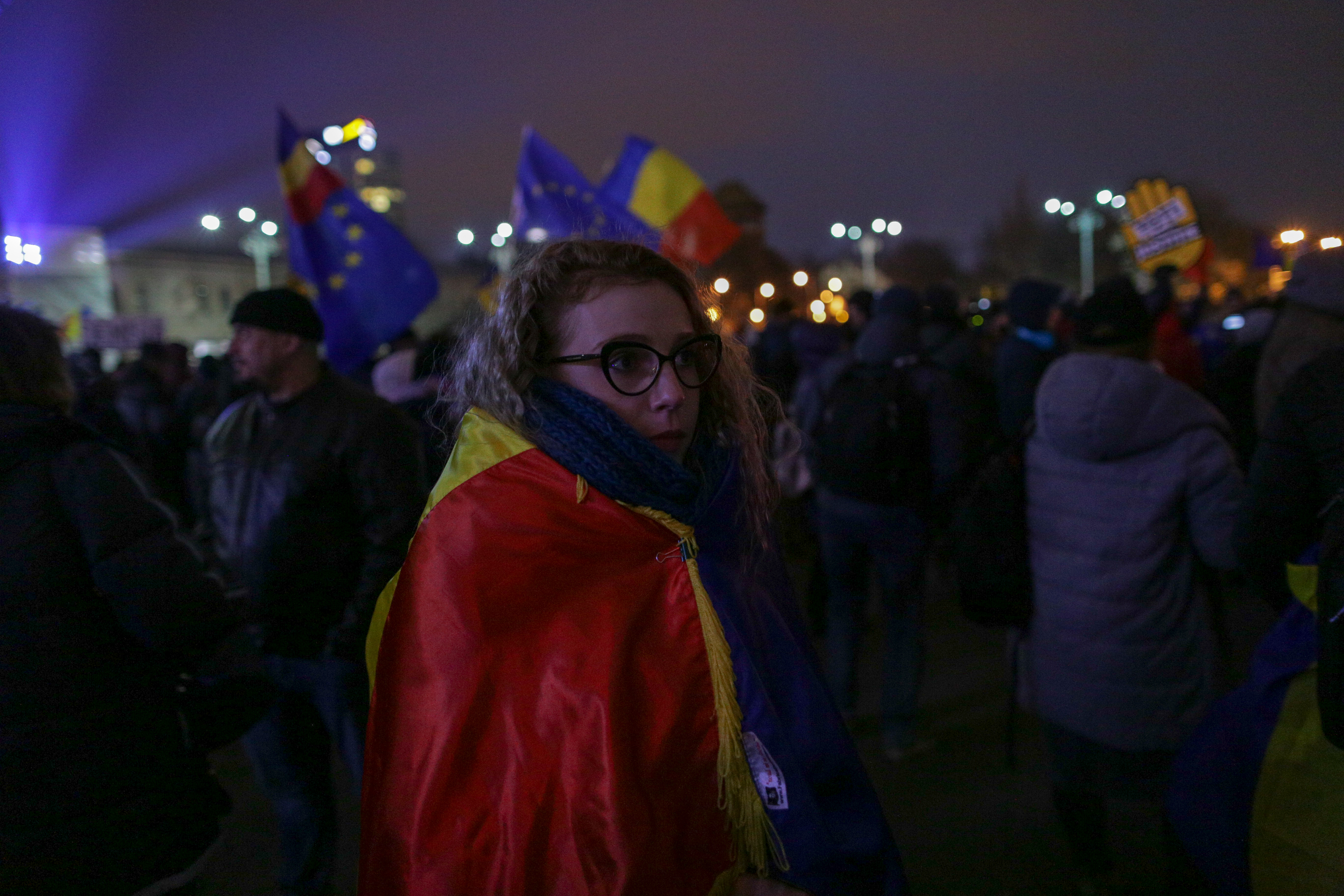 VIDEO/ Proteste în București, în fața Guvernului, și în principalele orașe din țară. Cioloș și Barna, prezenți în Piața Victoriei