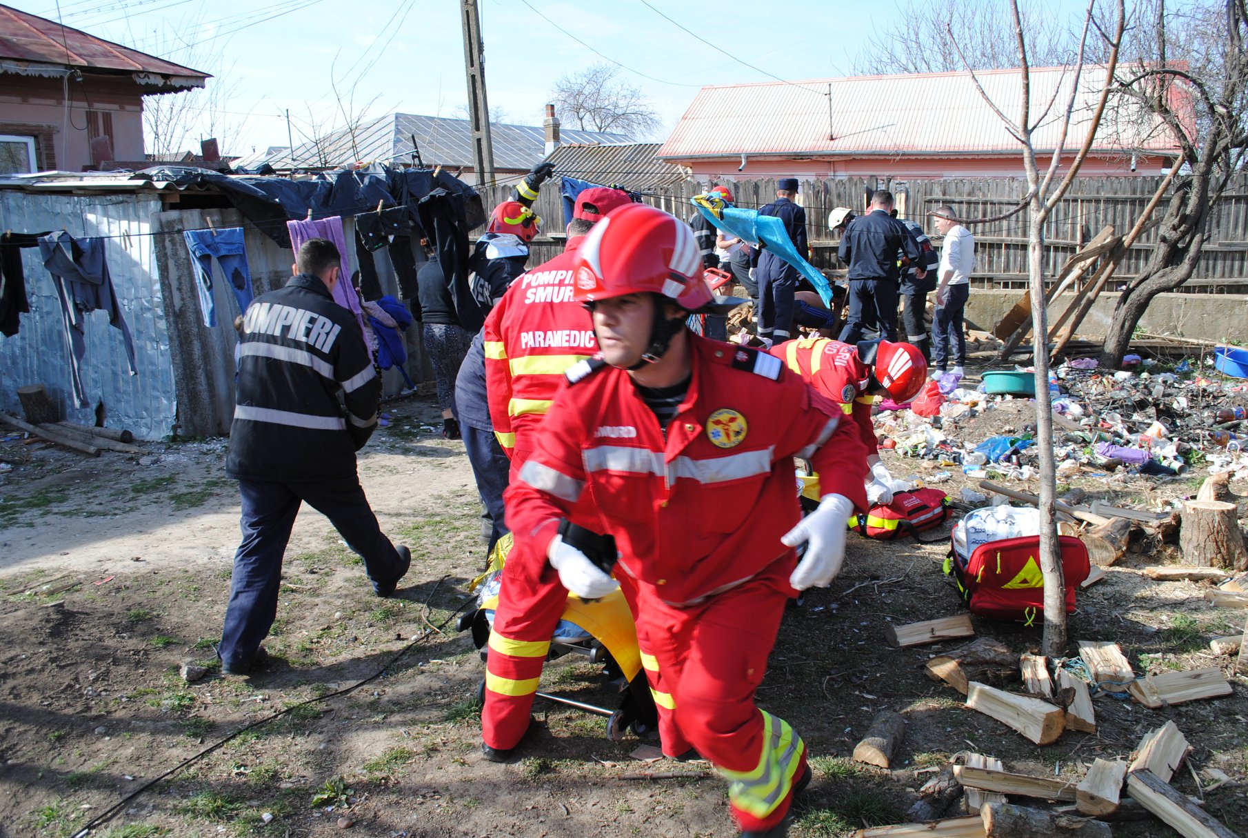 Un băiețel de nici doi ani a căzut într-o fostă septică în Călărași. Pompierii l-au salvat cu ajutorul unui alt copil / FOTO&VIDEO
