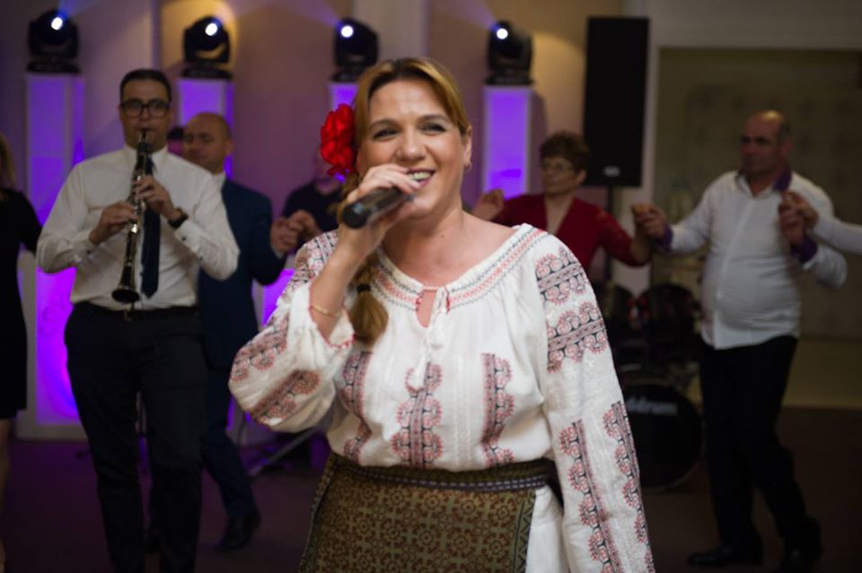 Ea este prima vedetă a familiei Coveșanu! Când Cove debuta pe sticlă, melodiile Mihaelei, sora lui, erau nelipsite la petrecerile românilor