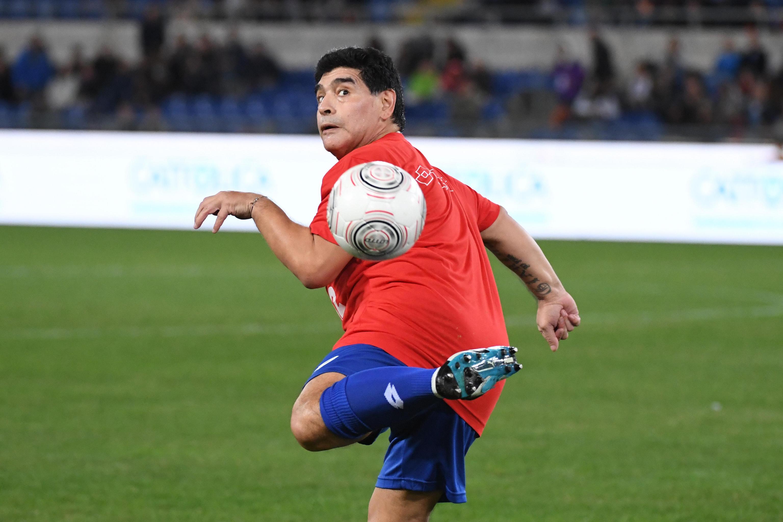 Diego Maradona a făcut circ la meciul caritabil ”Uniți pentru Pace”. ”Butoiașul atomic” s-a ciondănit cu Veron / GALERIE FOTO & VIDEO