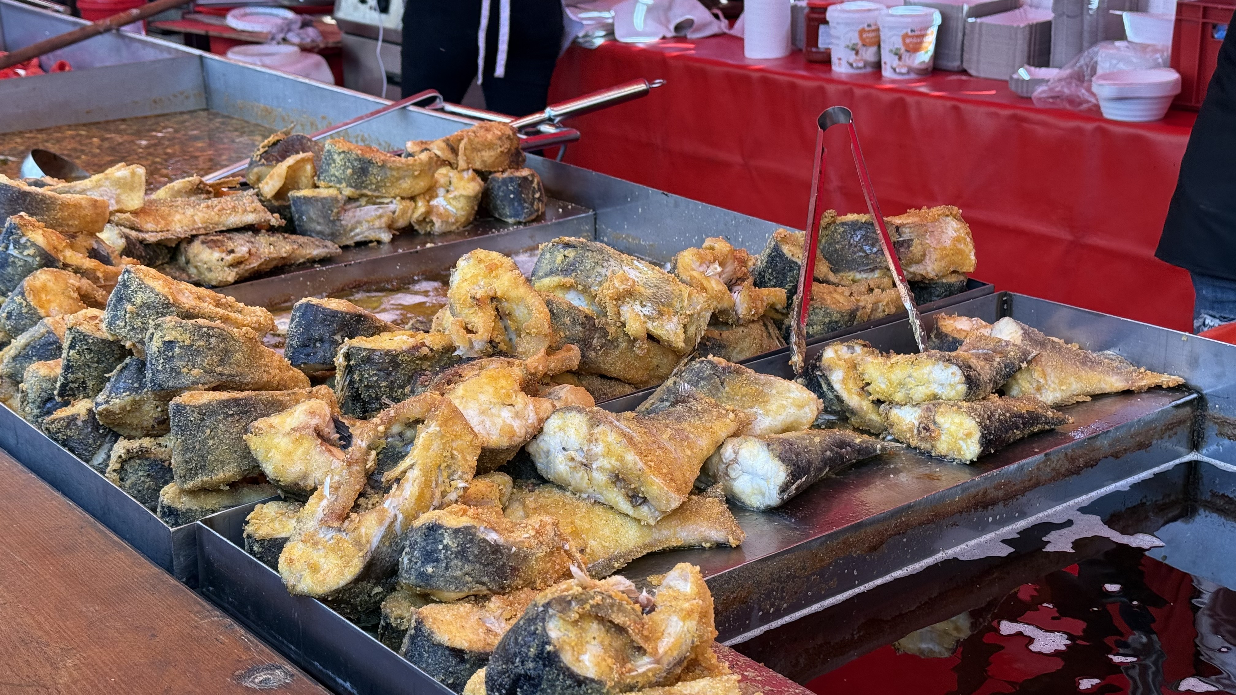 Cât costă o ciorbă pescărească lipovenească la Festivalul Pescăresc din București? O bucată de crap, cât un kilogram, în Obor